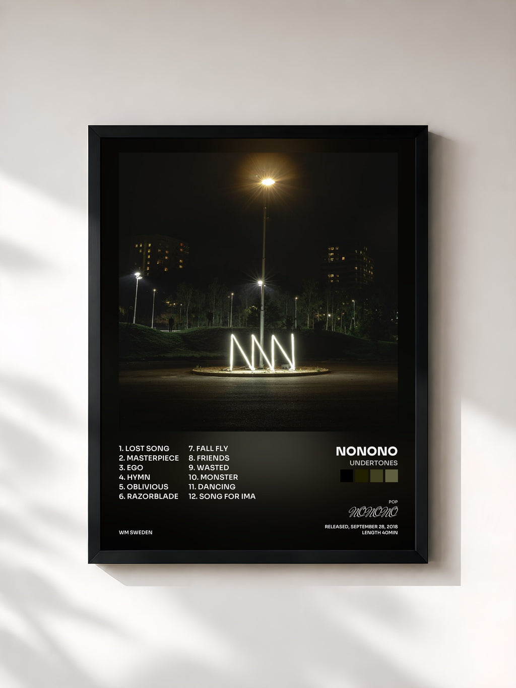 #noir Tableau de l'album Undertones de NONONO, cadre noir, imprimé et encadré en France
