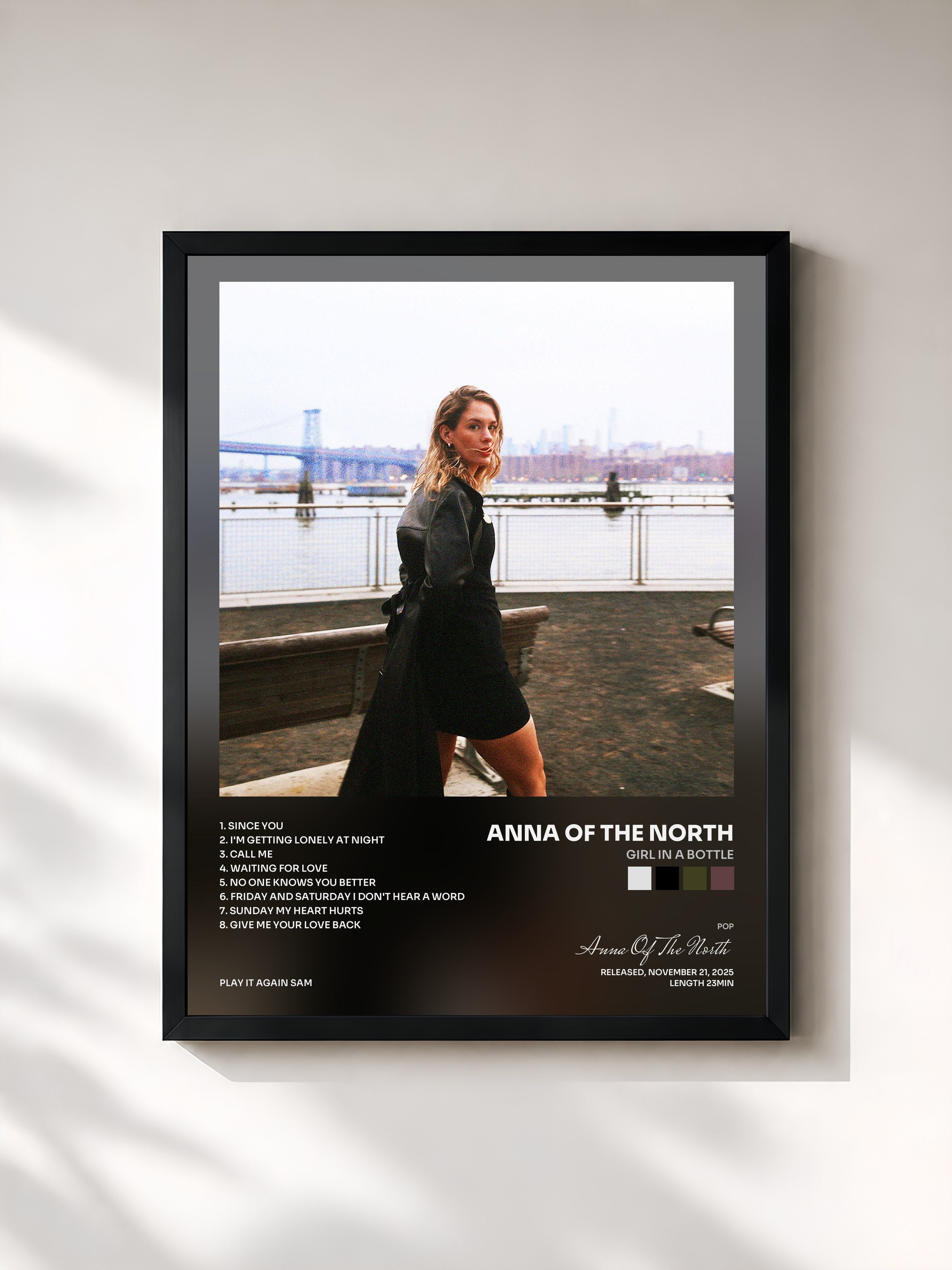 #noir Tableau de l'album Girl In A Bottle de Anna Of The North, cadre noir, imprimé et encadré en France