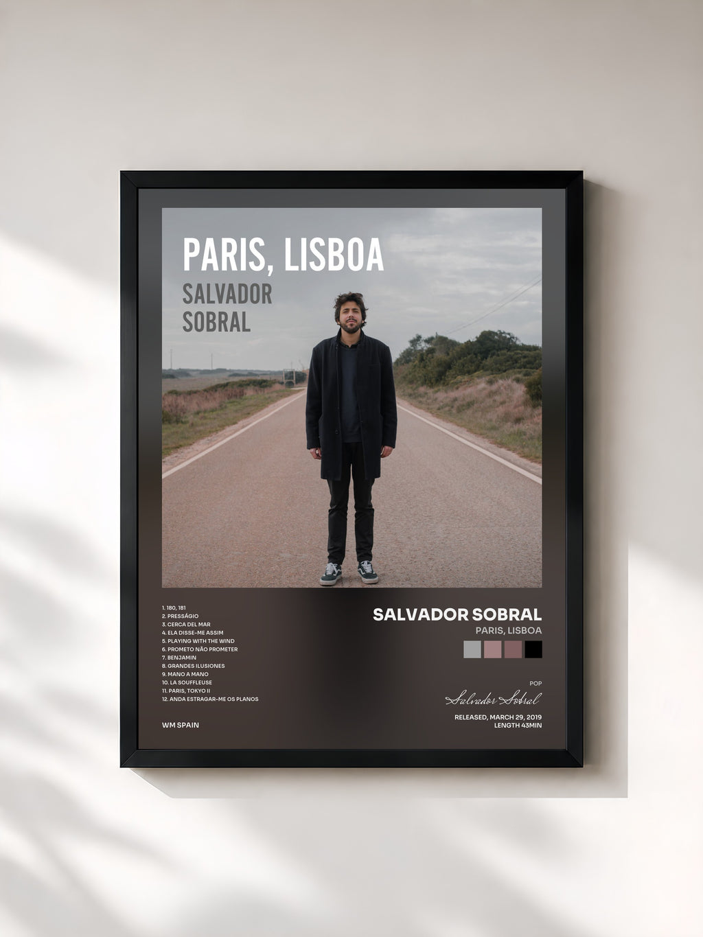 #noir Tableau de l'album Paris, Lisboa de Salvador Sobral, cadre noir, imprimé et encadré en France