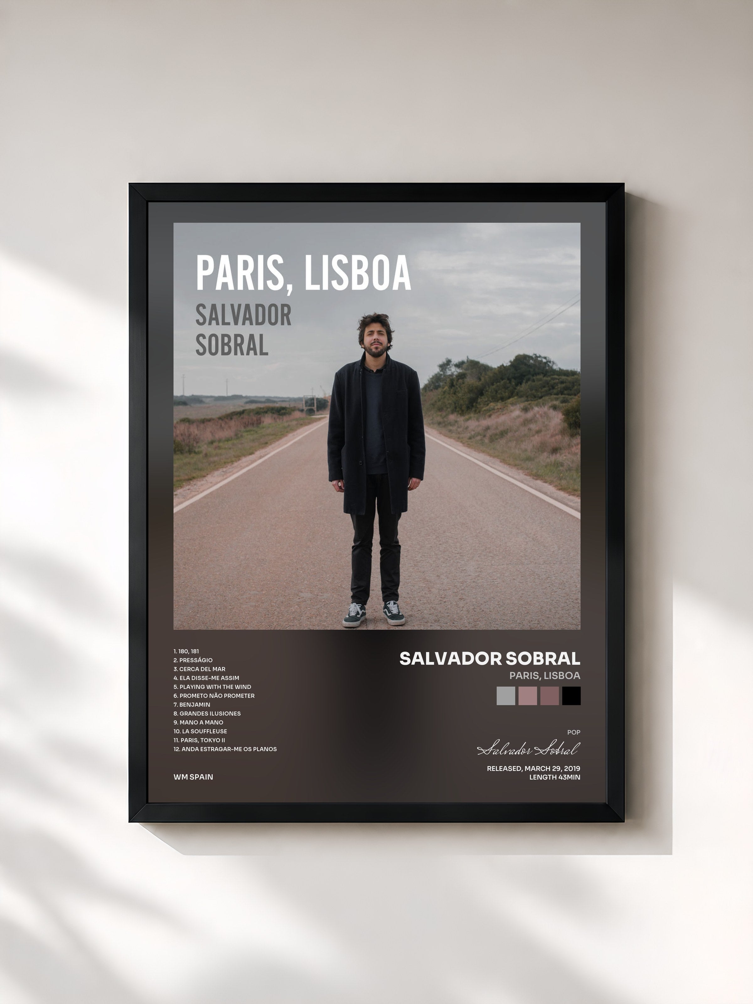 #noir Tableau de l'album Paris, Lisboa de Salvador Sobral, cadre noir, imprimé et encadré en France