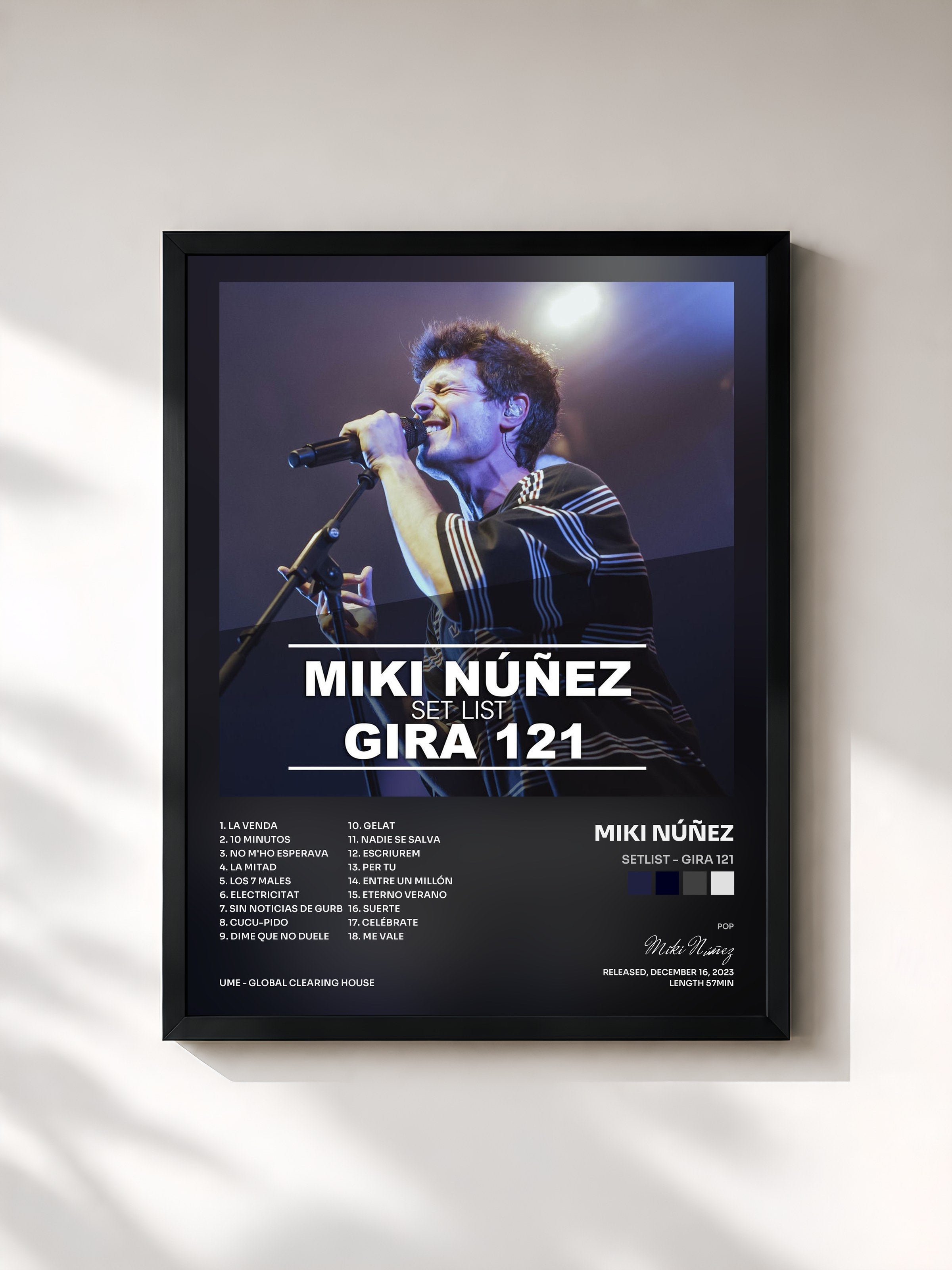 #noir Tableau de l'album Setlist - Gira 121 de Miki Núñez, cadre noir, imprimé et encadré en France