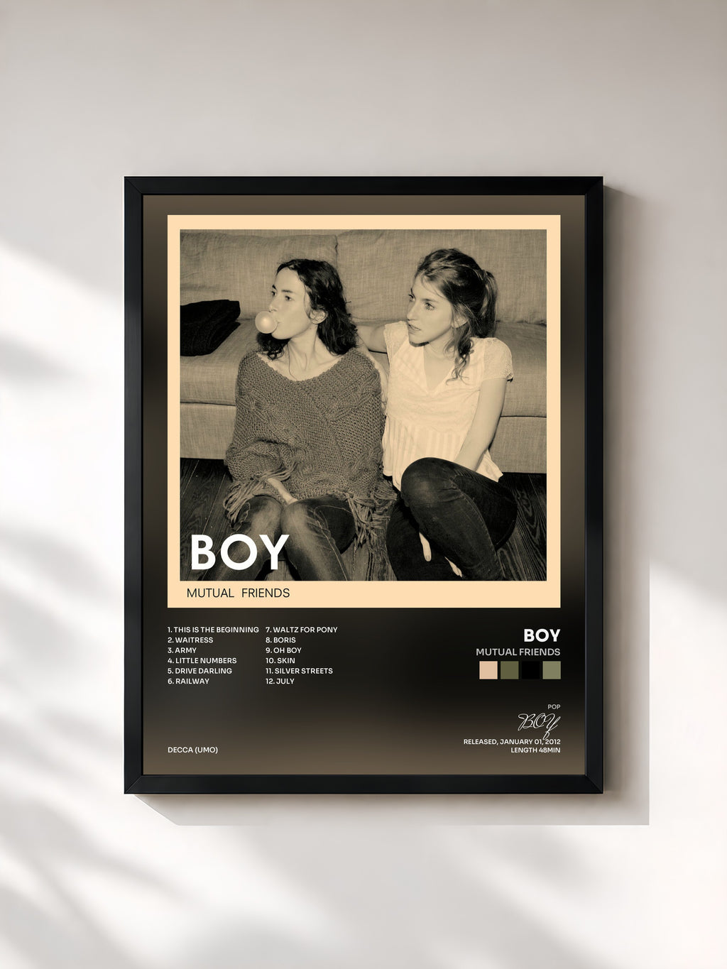 #noir Tableau de l'album Mutual Friends de BOY, cadre noir, imprimé et encadré en France