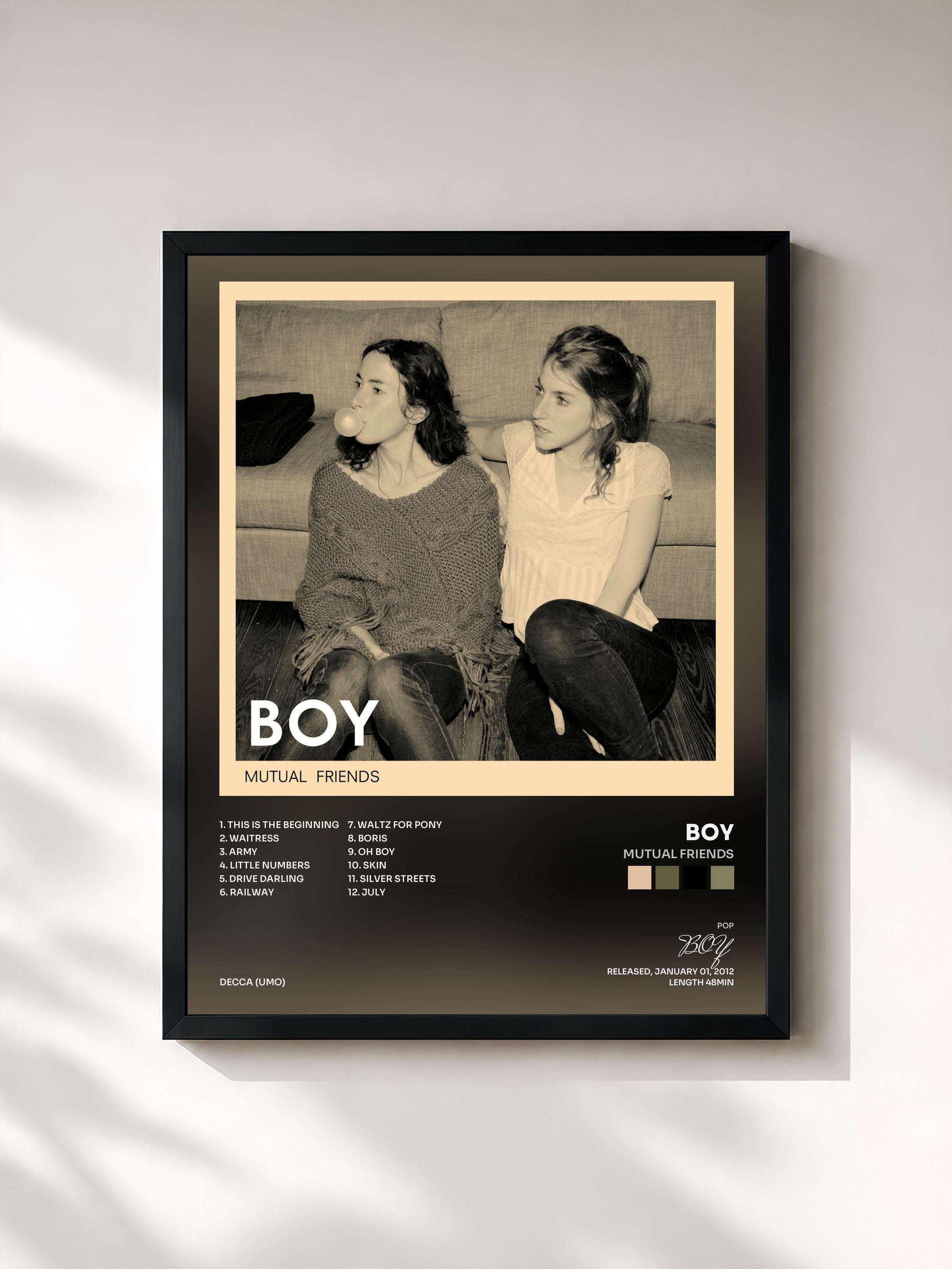 #noir Tableau de l'album Mutual Friends de BOY, cadre noir, imprimé et encadré en France