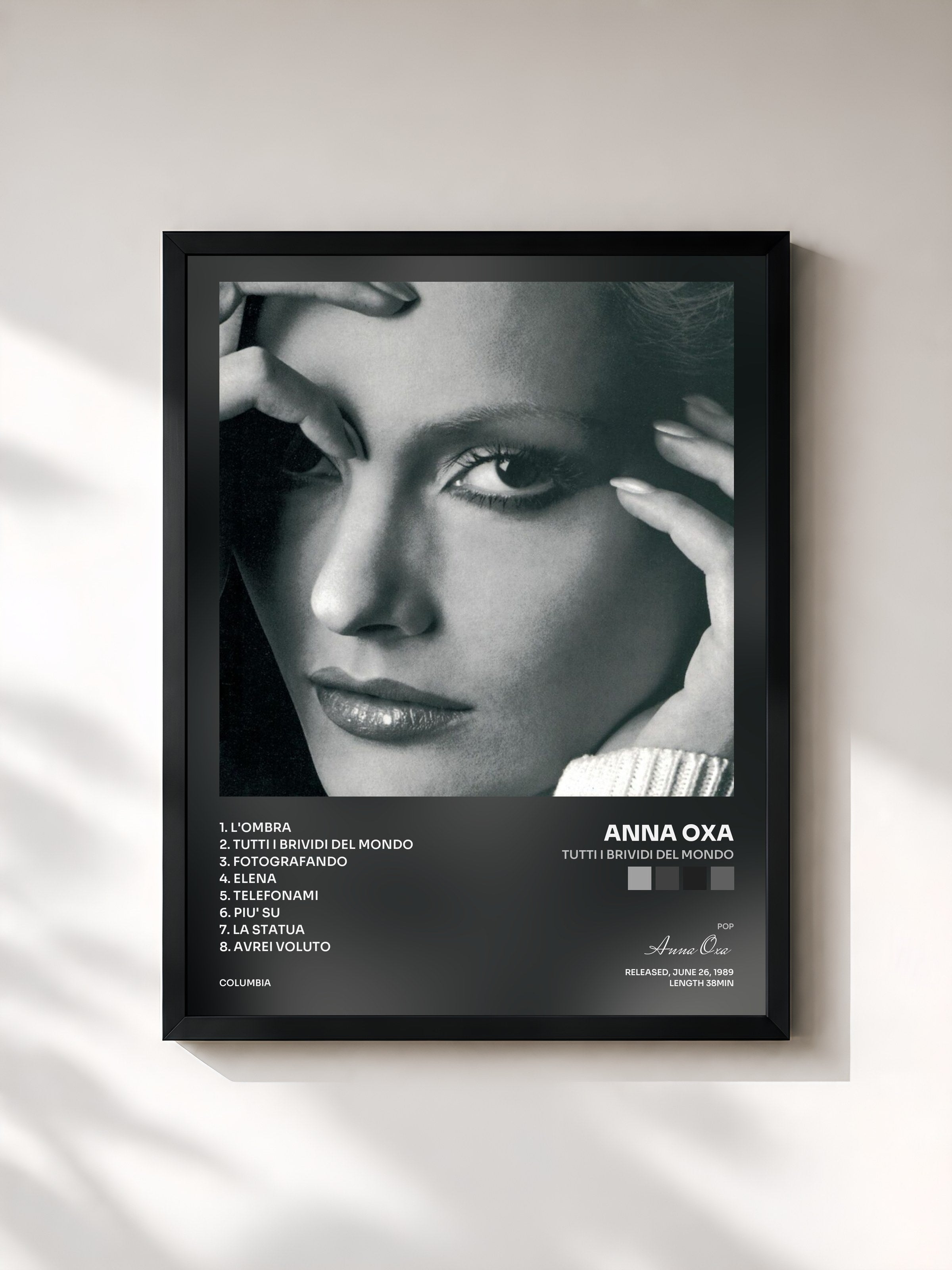#noir Tableau de l'album Tutti i brividi del mondo de Anna Oxa, cadre noir, imprimé et encadré en France