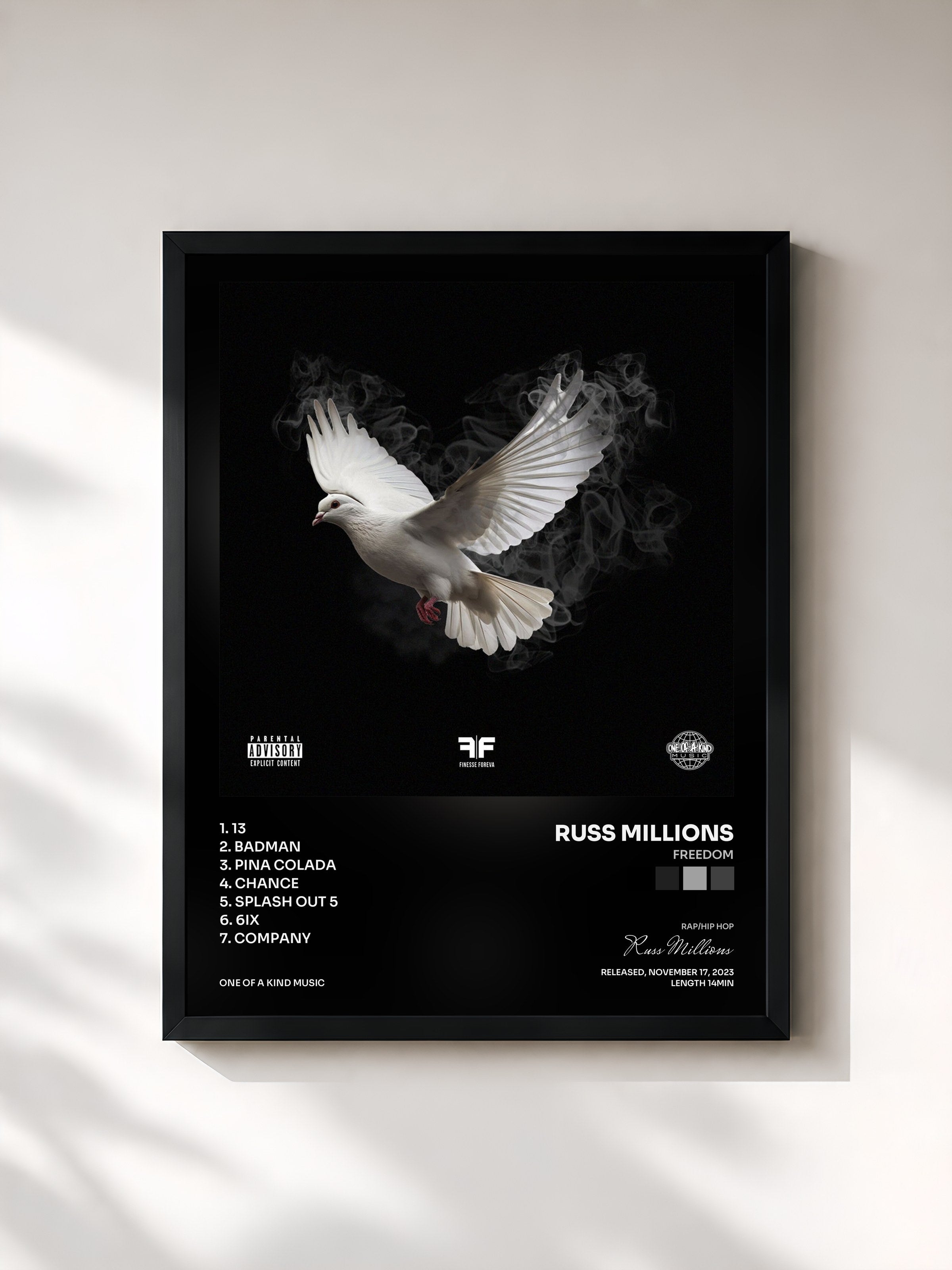 #noir Tableau de l'album FREEDOM de Russ Millions, cadre noir, imprimé et encadré en France