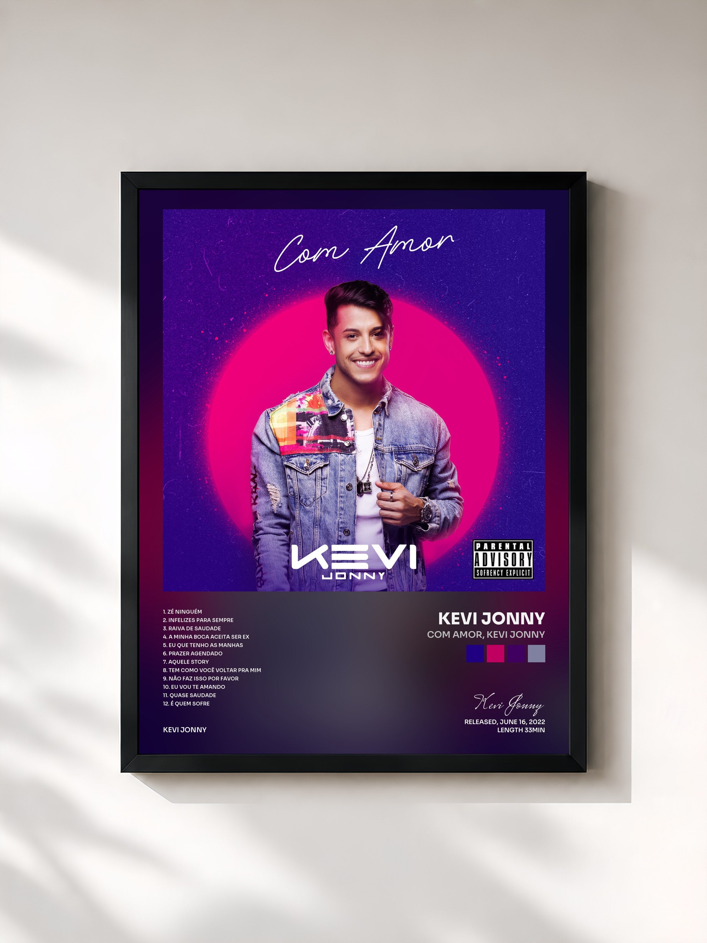 #noir Tableau de l'album Com amor, Kevi Jonny de Kevi Jonny, cadre noir, imprimé et encadré en France