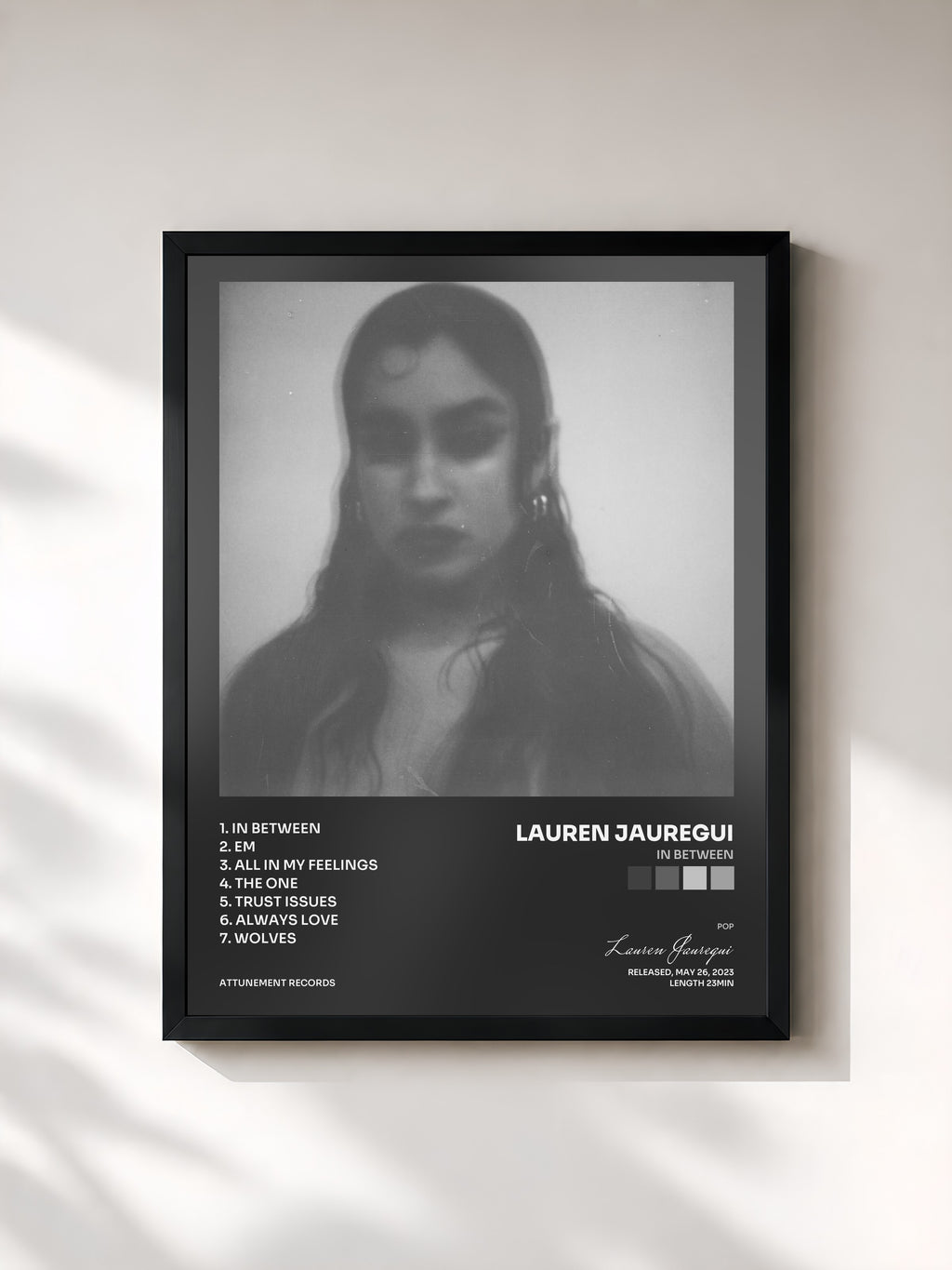 #noir Tableau de l'album In Between de Lauren Jauregui, cadre noir, imprimé et encadré en France