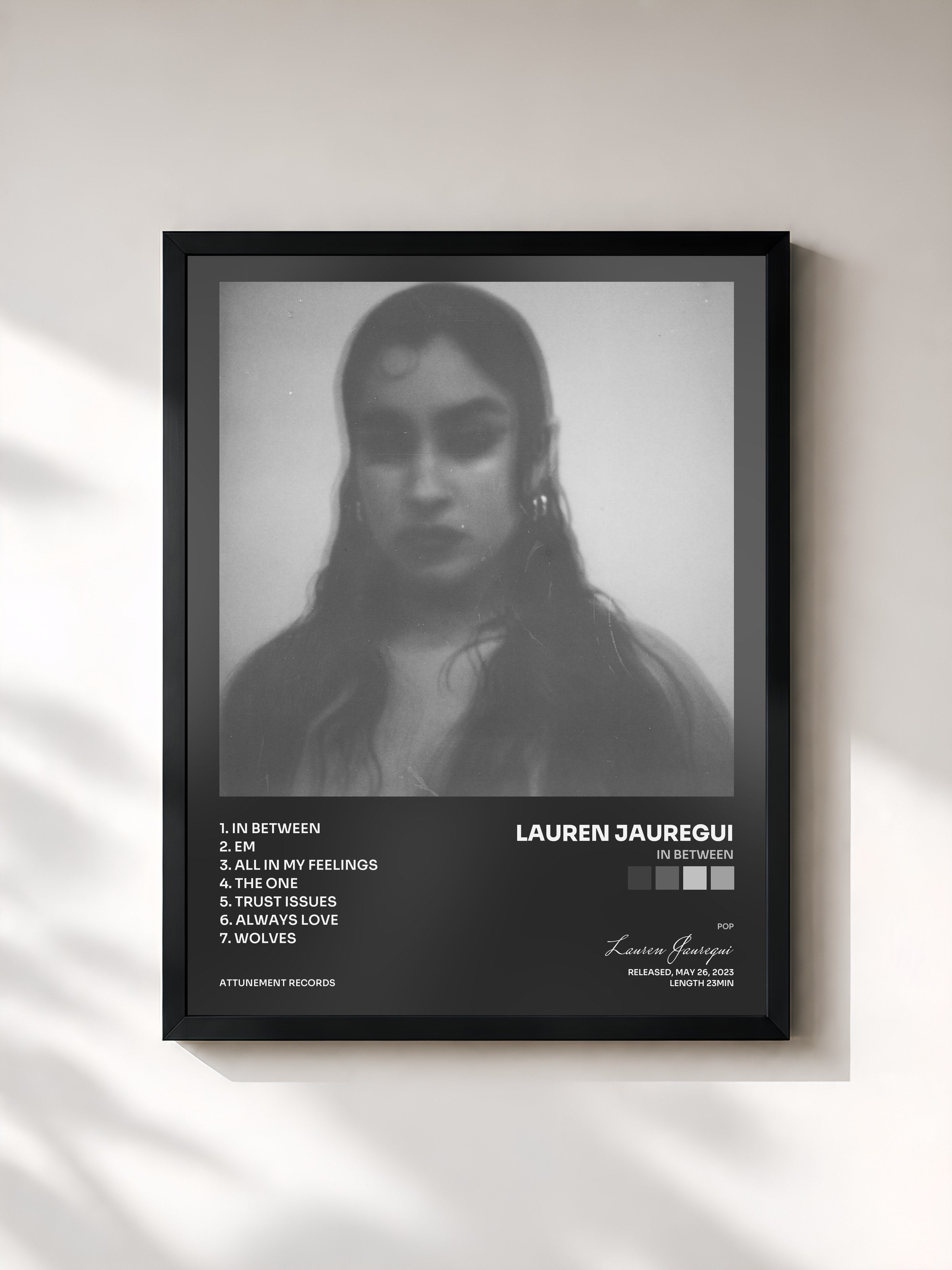 #noir Tableau de l'album In Between de Lauren Jauregui, cadre noir, imprimé et encadré en France