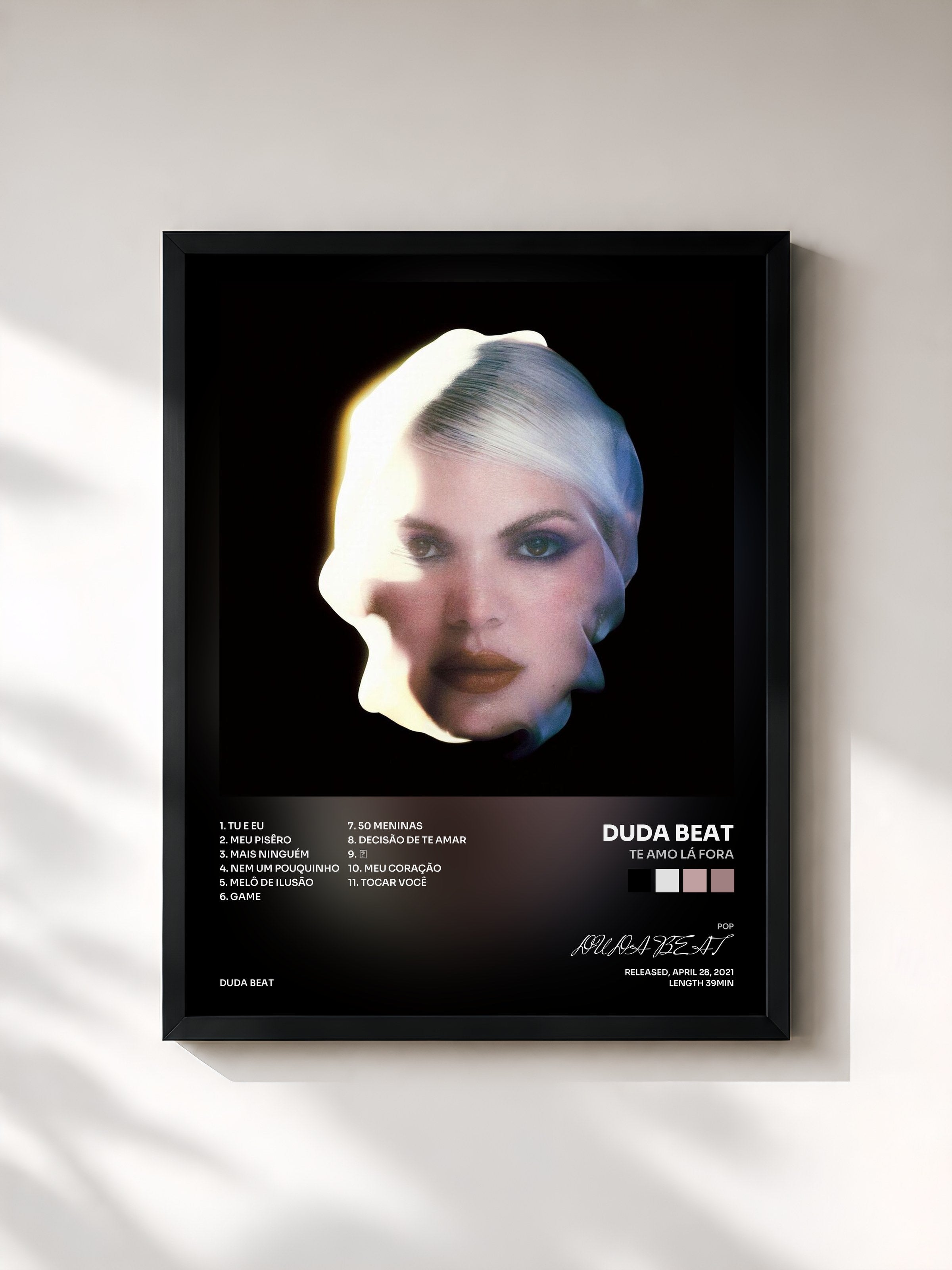 #noir Tableau de l'album Te Amo Lá Fora de DUDA BEAT, cadre noir, imprimé et encadré en France