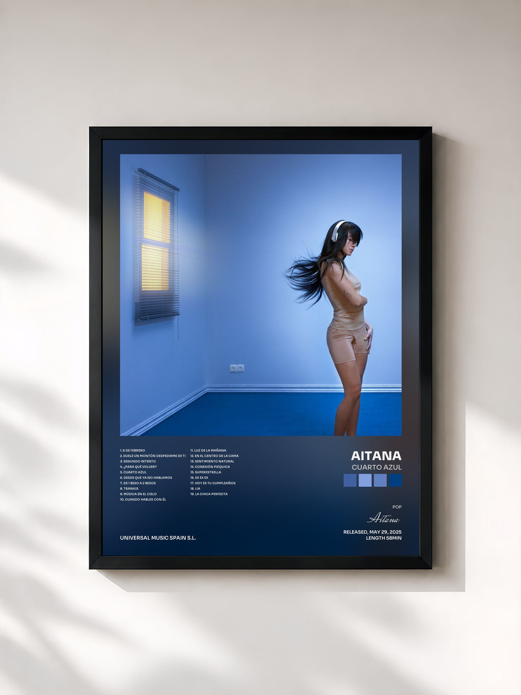 #noir Tableau de l'album CUARTO AZUL de Aitana, cadre noir, imprimé et encadré en France