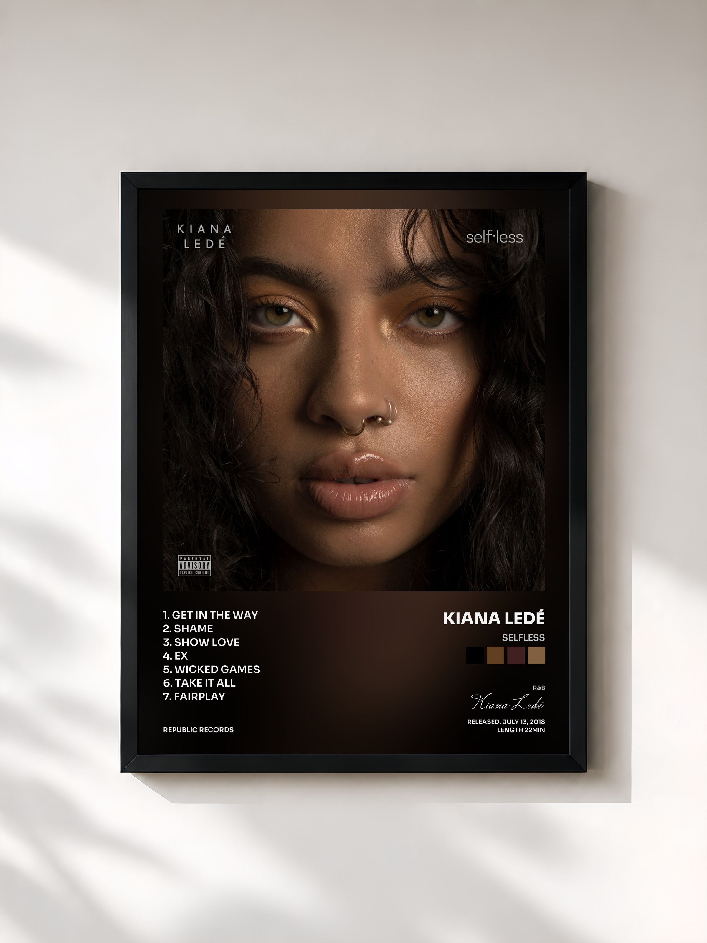 #noir Tableau de l'album Selfless de Kiana Ledé, cadre noir, imprimé et encadré en France
