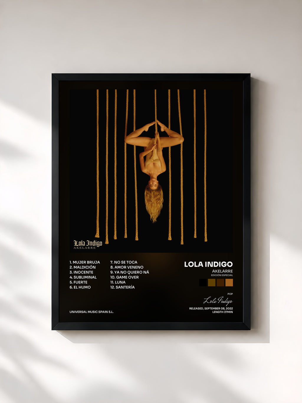 #noir Tableau de l'album Akelarre (Edición Especial) de Lola Indigo, cadre noir, imprimé et encadré en France