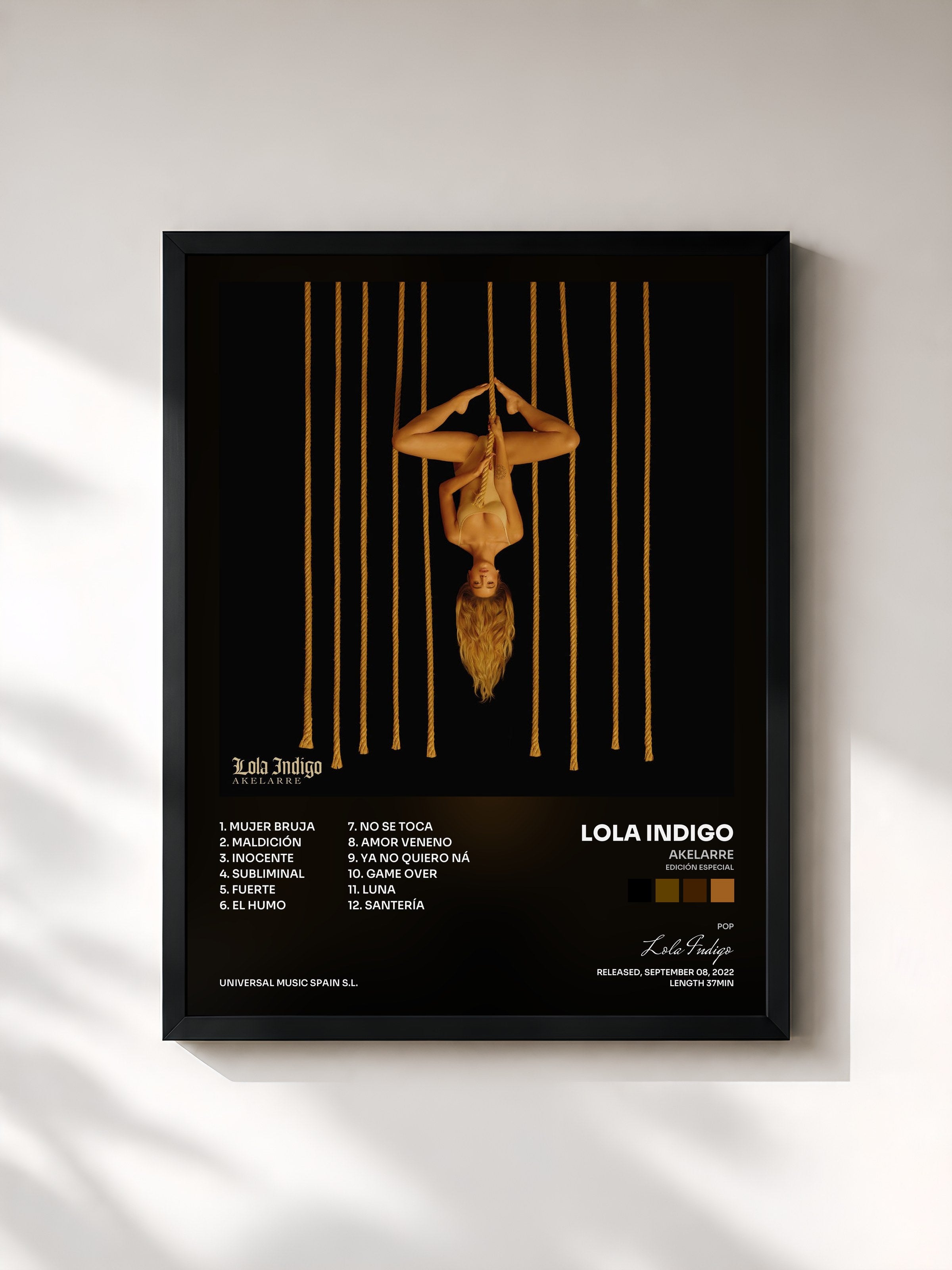#noir Tableau de l'album Akelarre (Edición Especial) de Lola Indigo, cadre noir, imprimé et encadré en France