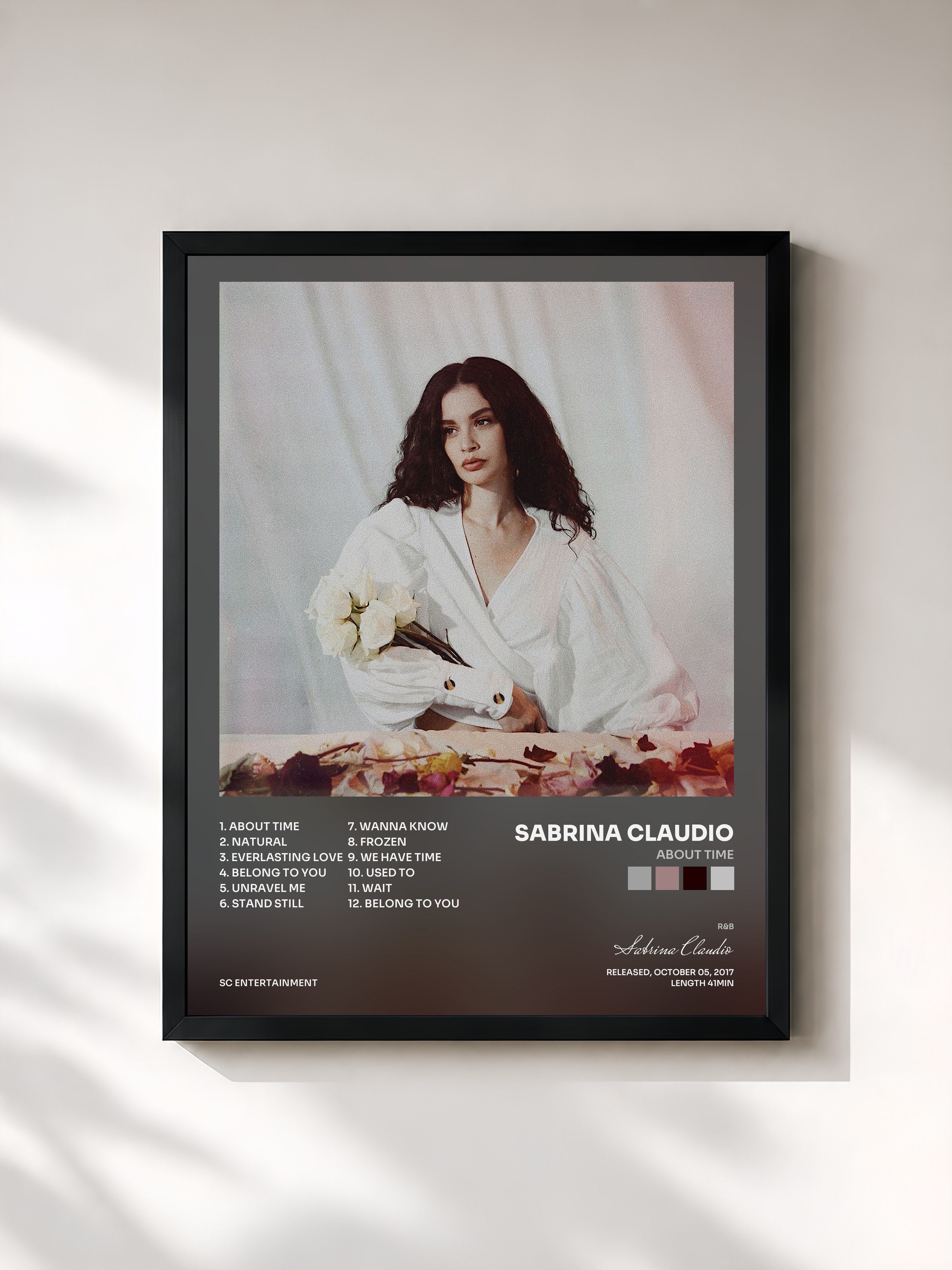 #noir Tableau de l'album About Time de Sabrina Claudio, cadre noir, imprimé et encadré en France