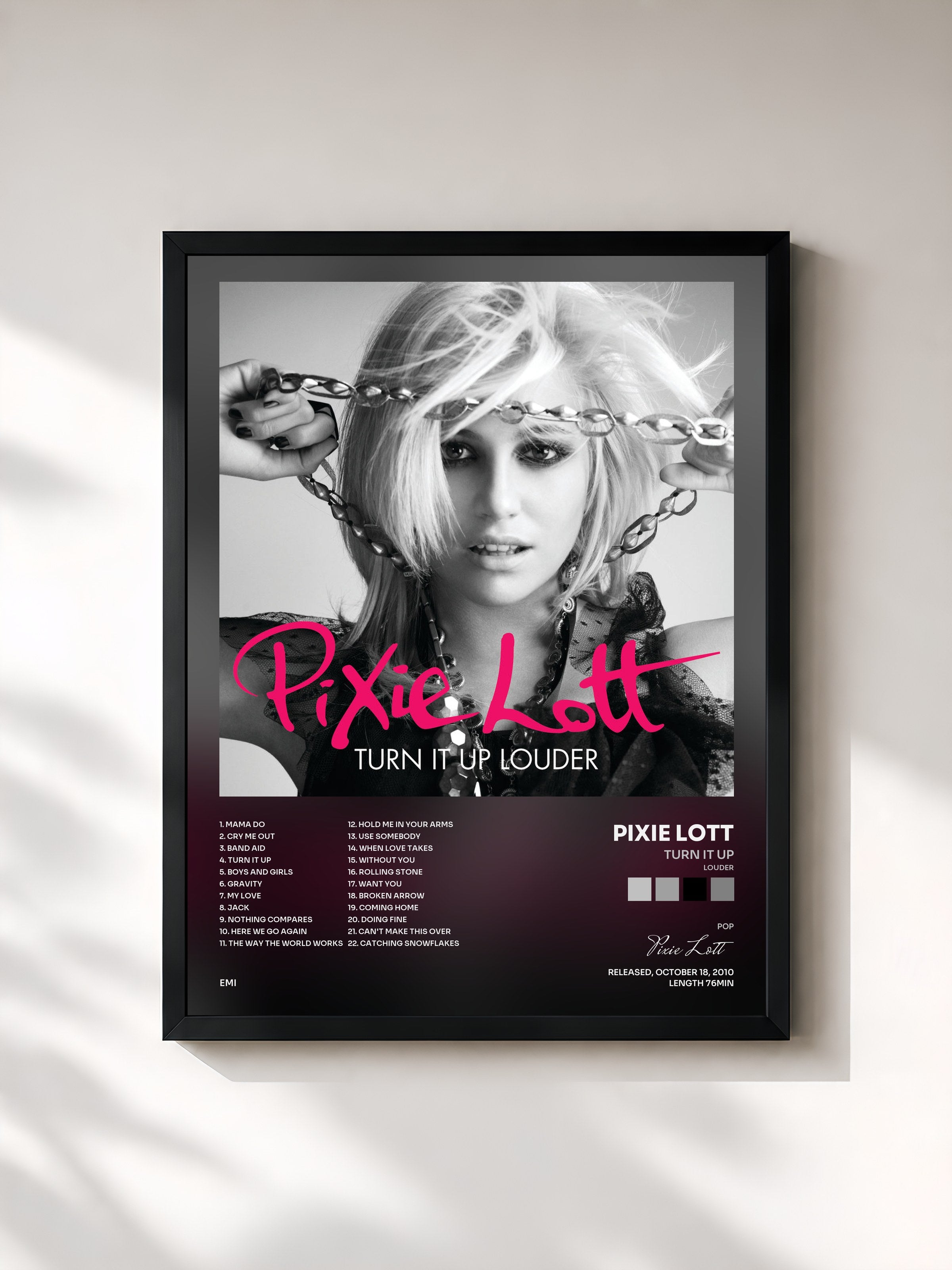 #noir Tableau de l'album Turn It Up (Louder) de Pixie Lott, cadre noir, imprimé et encadré en France