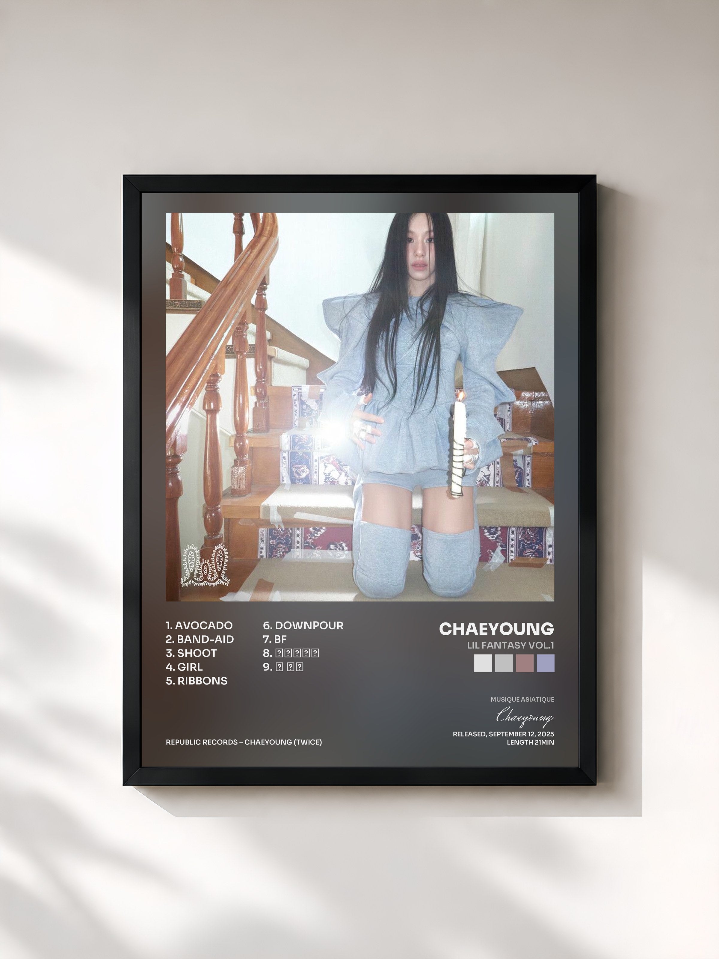 #noir Tableau de l'album LIL FANTASY vol.1 de Chaeyoung, cadre noir, imprimé et encadré en France