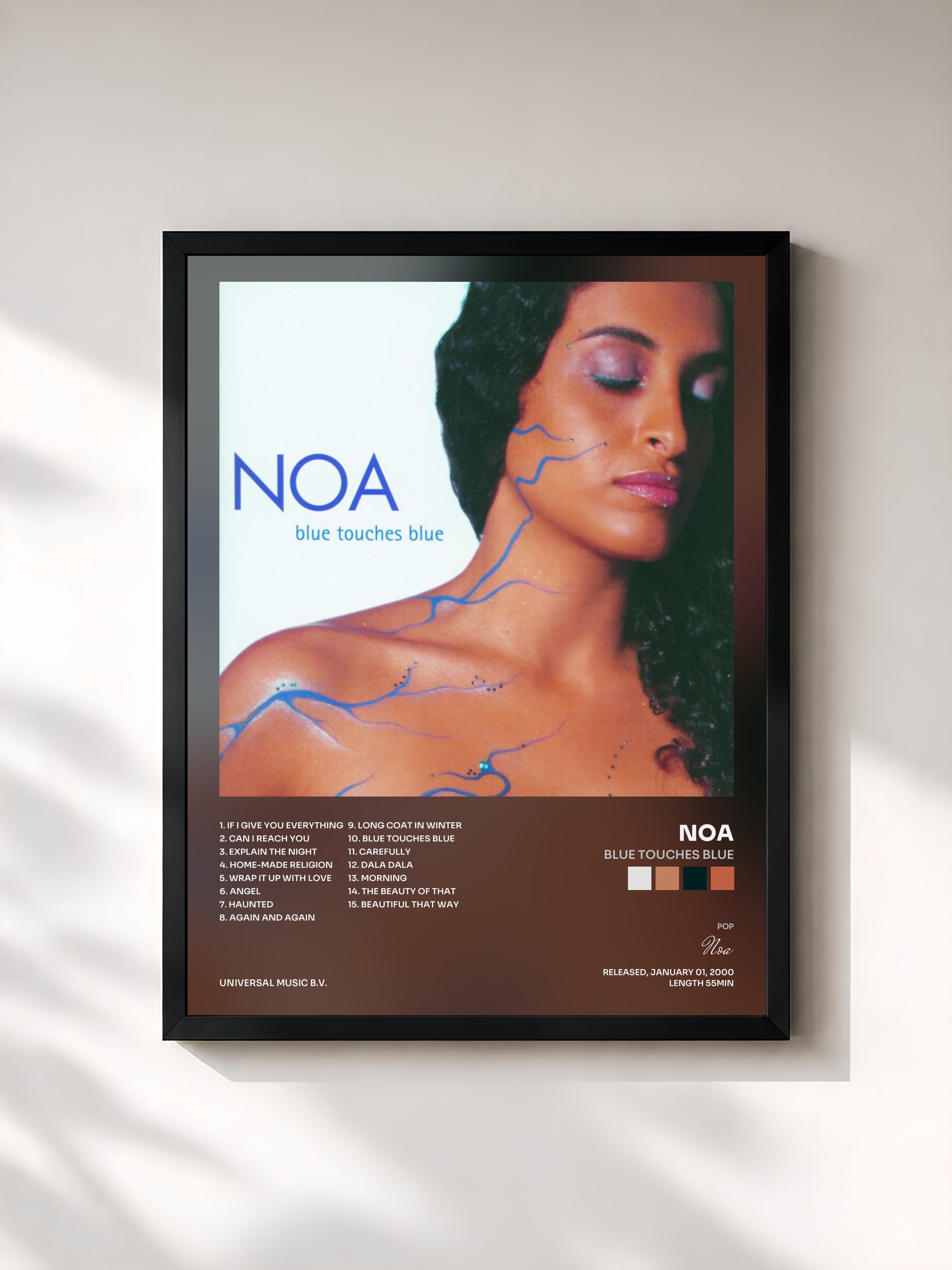 #noir Tableau de l'album Blue Touches Blue de Noa, cadre noir, imprimé et encadré en France