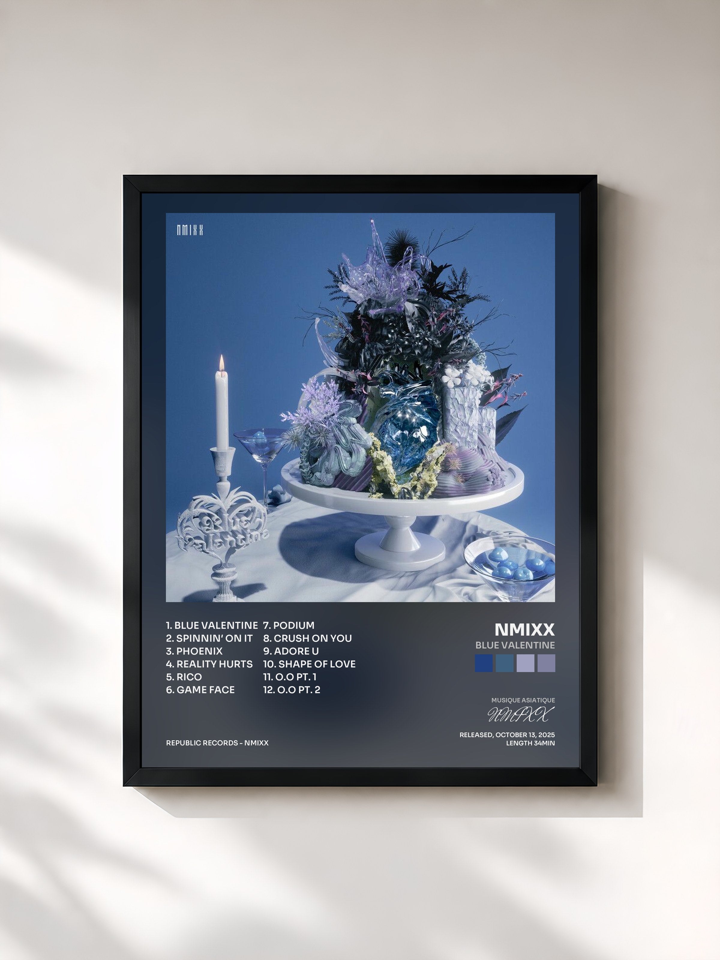 #noir Tableau de l'album Blue Valentine de NMIXX, cadre noir, imprimé et encadré en France