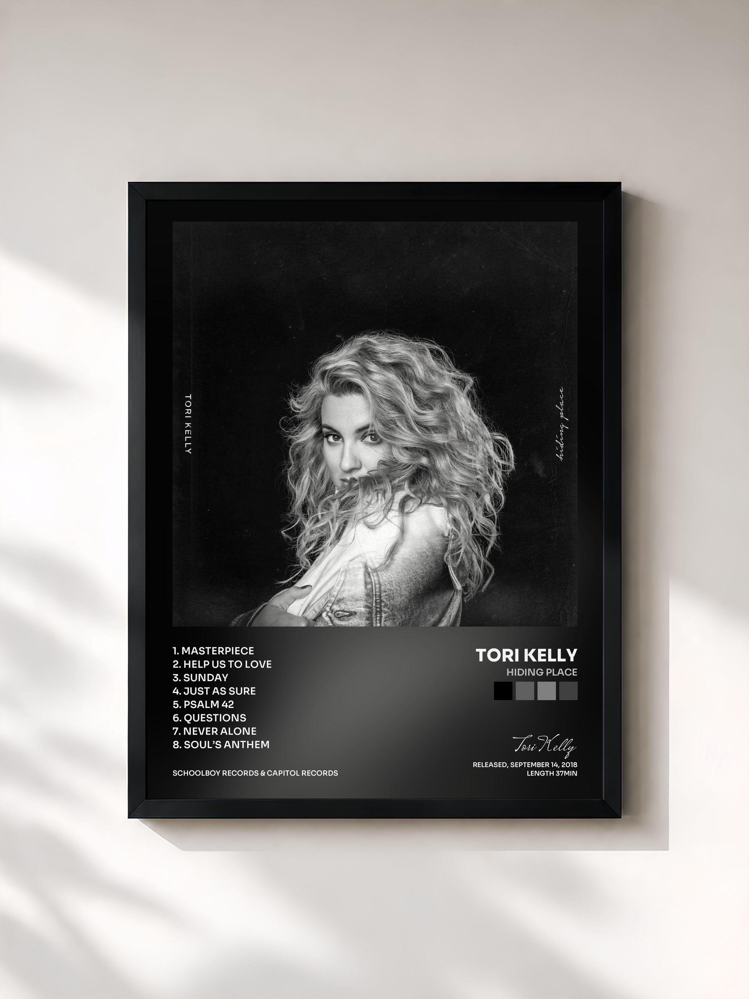 #noir Tableau de l'album Hiding Place de Tori Kelly, cadre noir, imprimé et encadré en France