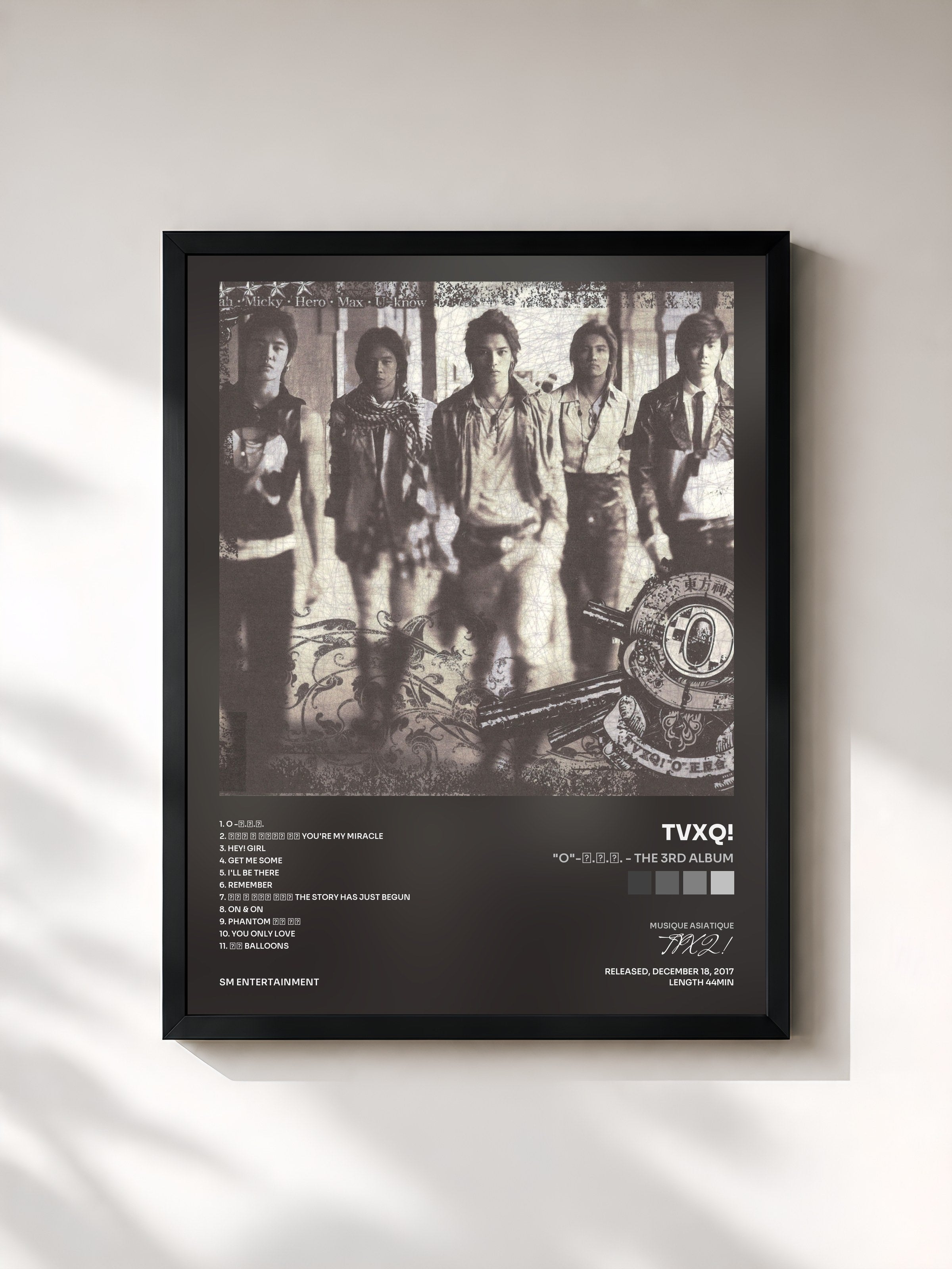 #noir Tableau de l'album "O"-正.反.合. - The 3rd Album de TVXQ!, cadre noir, imprimé et encadré en France
