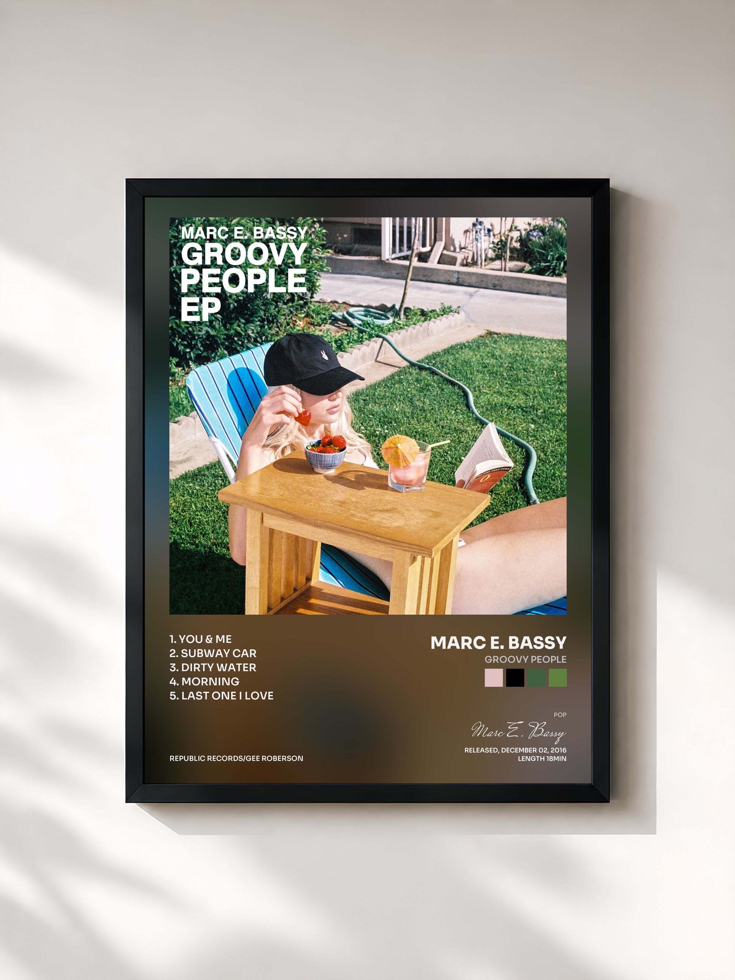 #noir Tableau de l'album Groovy People de Marc E. Bassy, cadre noir, imprimé et encadré en France