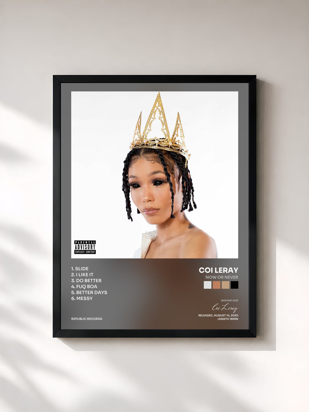 #noir Tableau de l'album Now or Never de Coi Leray, cadre noir, imprimé et encadré en France