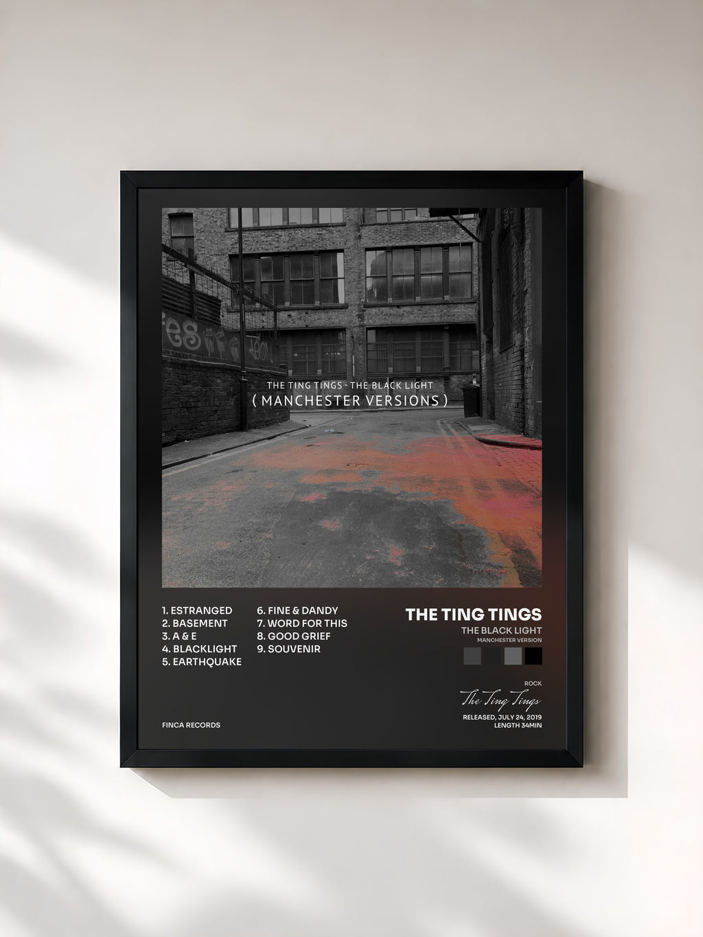 #noir Tableau de l'album The Black Light (Manchester Version) de The Ting Tings, cadre noir, imprimé et encadré en France