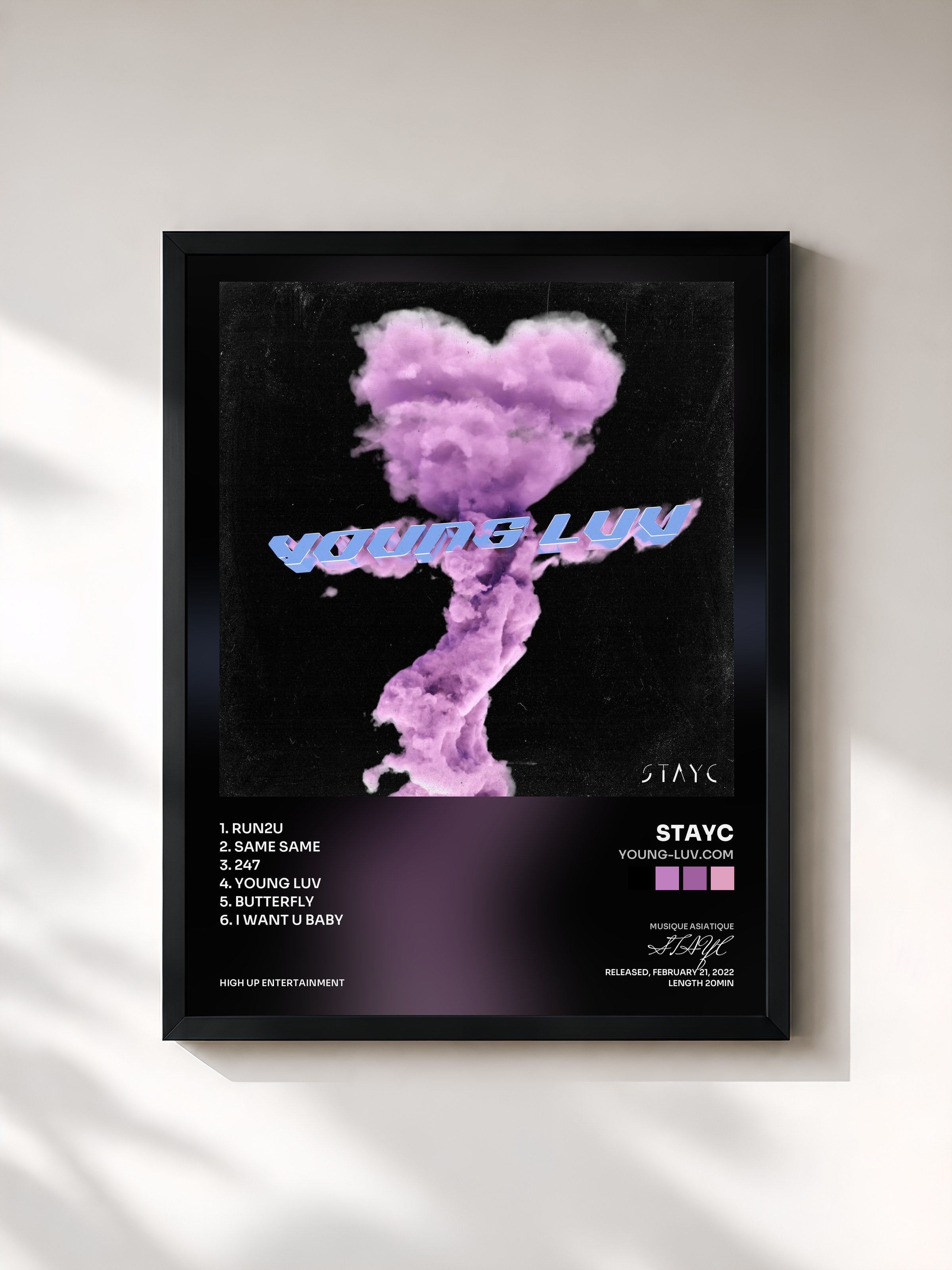 #noir Tableau de l'album YOUNG-LUV.COM de STAYC, cadre noir, imprimé et encadré en France