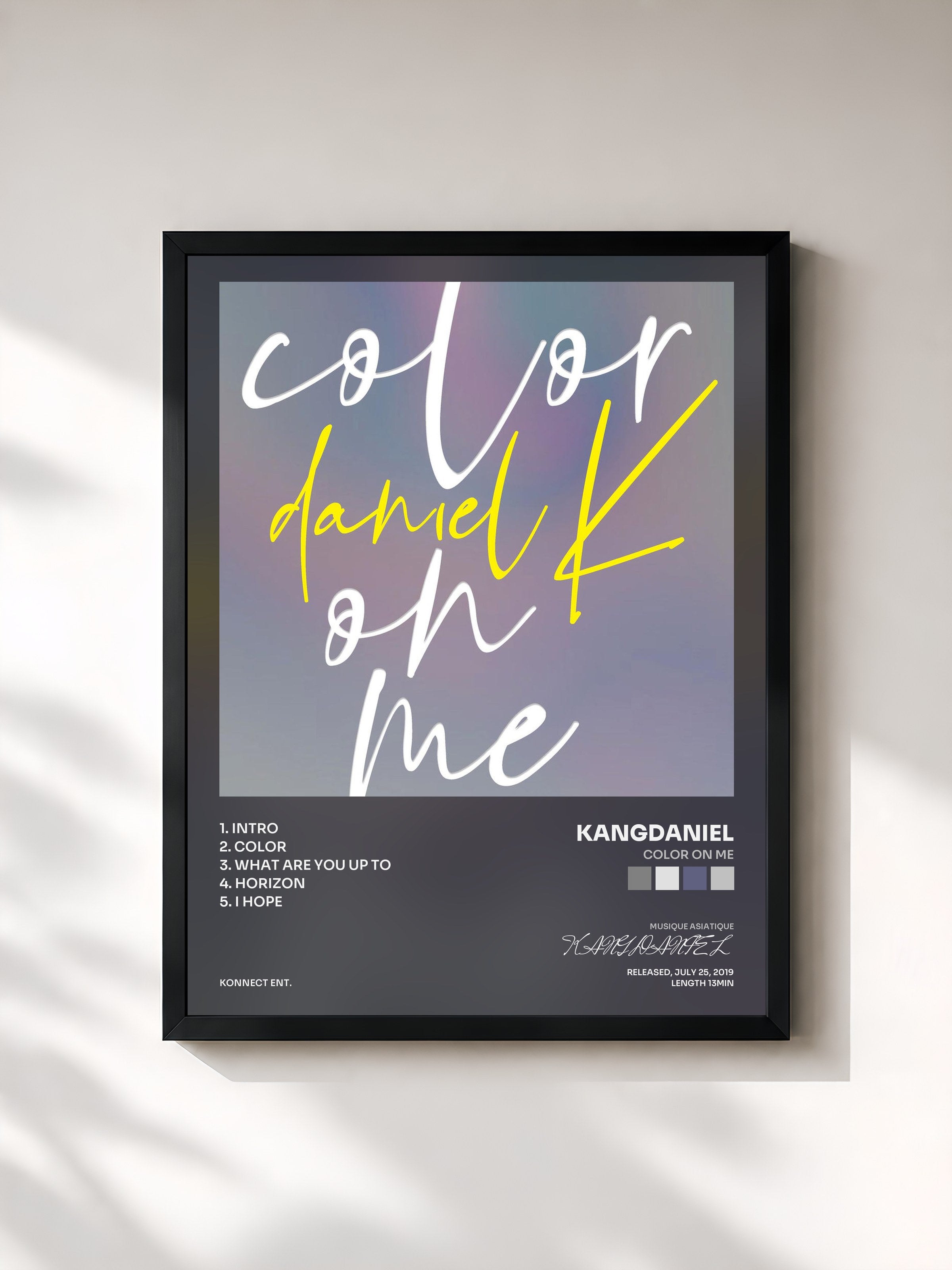 #noir Tableau de l'album color on me de KANGDANIEL, cadre noir, imprimé et encadré en France