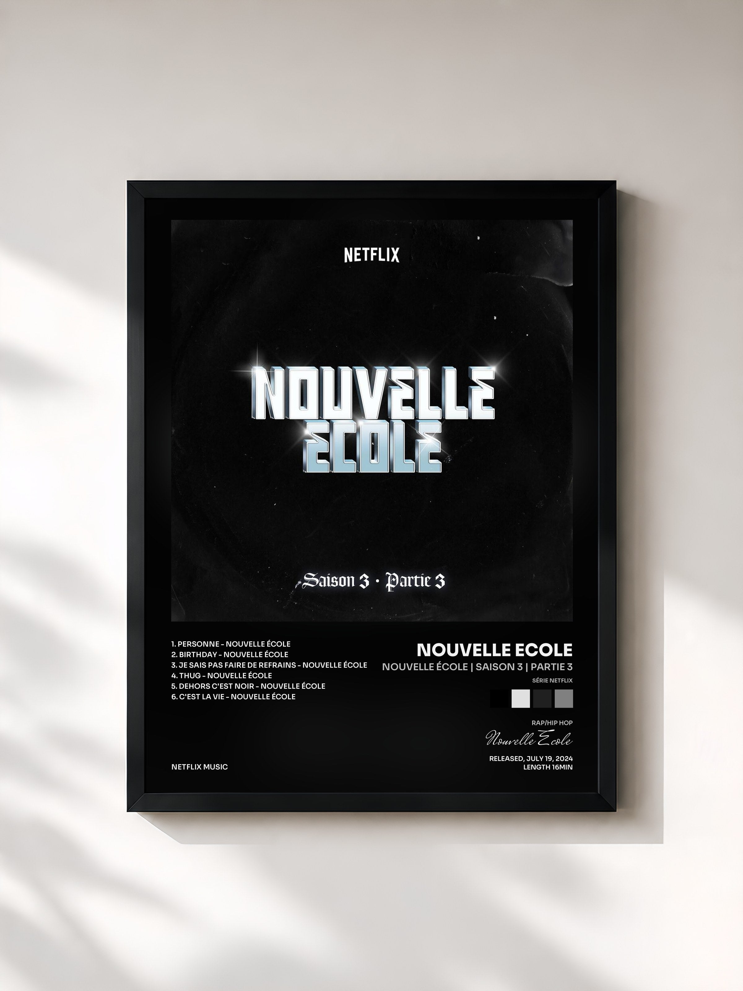 #noir Tableau de l'album Nouvelle École | Saison 3 | Partie 3 (Série Netflix) de Nouvelle Ecole, cadre noir, imprimé et encadré en France