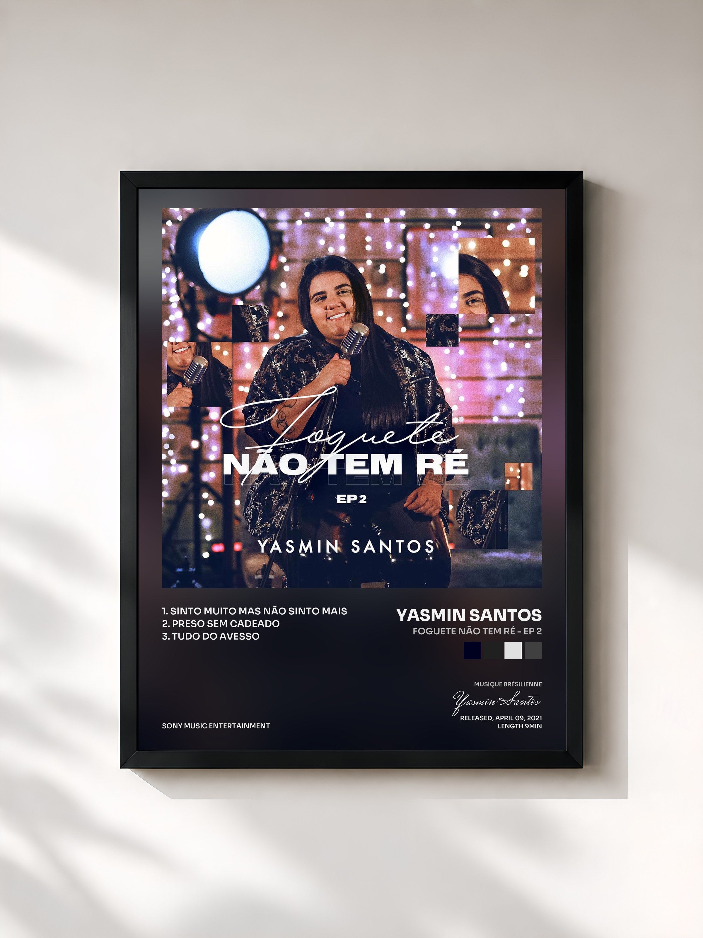 #noir Tableau de l'album Foguete Não Tem Ré - EP 2 de Yasmin Santos, cadre noir, imprimé et encadré en France
