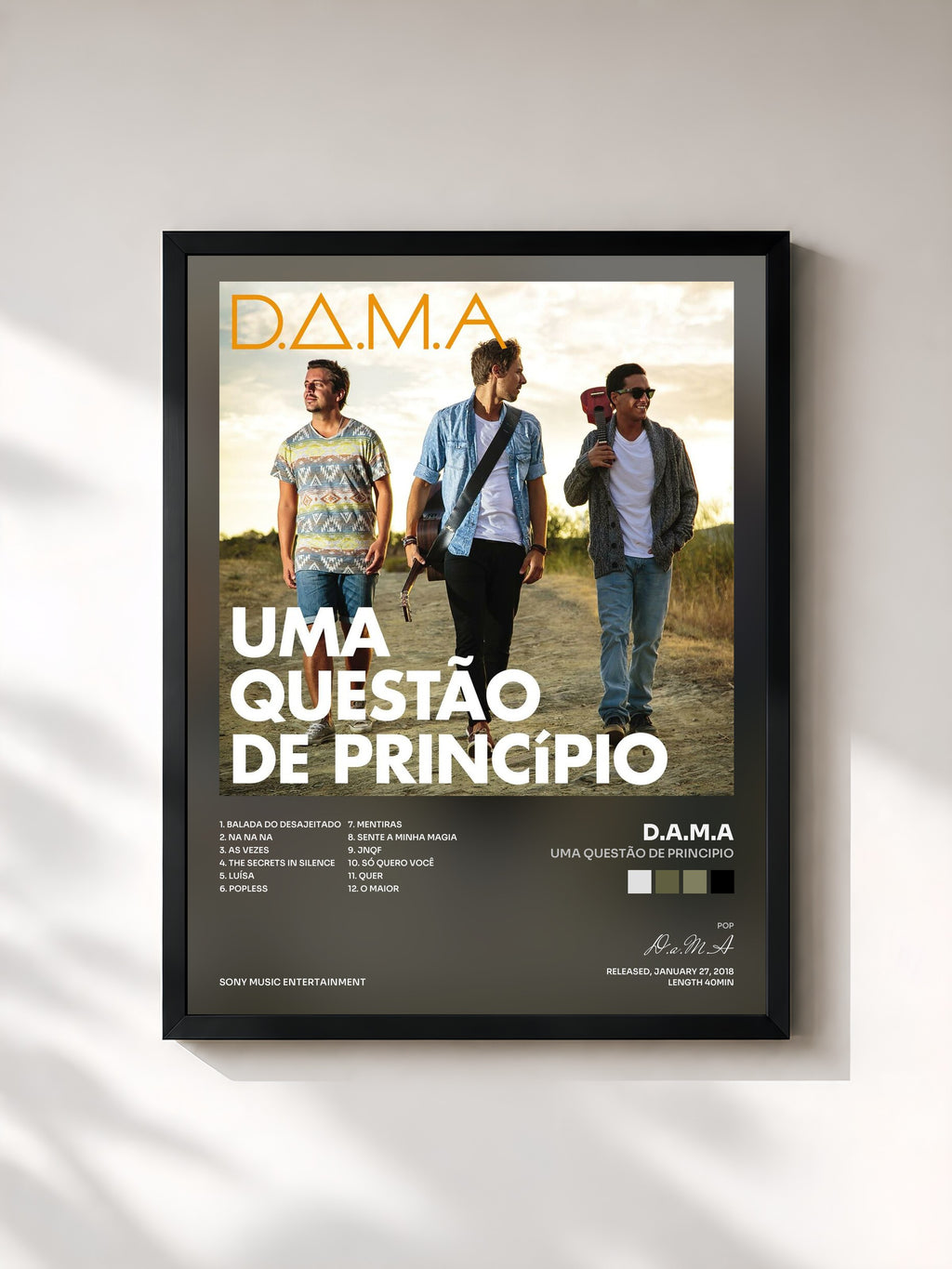 #noir Tableau de l'album Uma Questão de Principio de D.a.M.A, cadre noir, imprimé et encadré en France