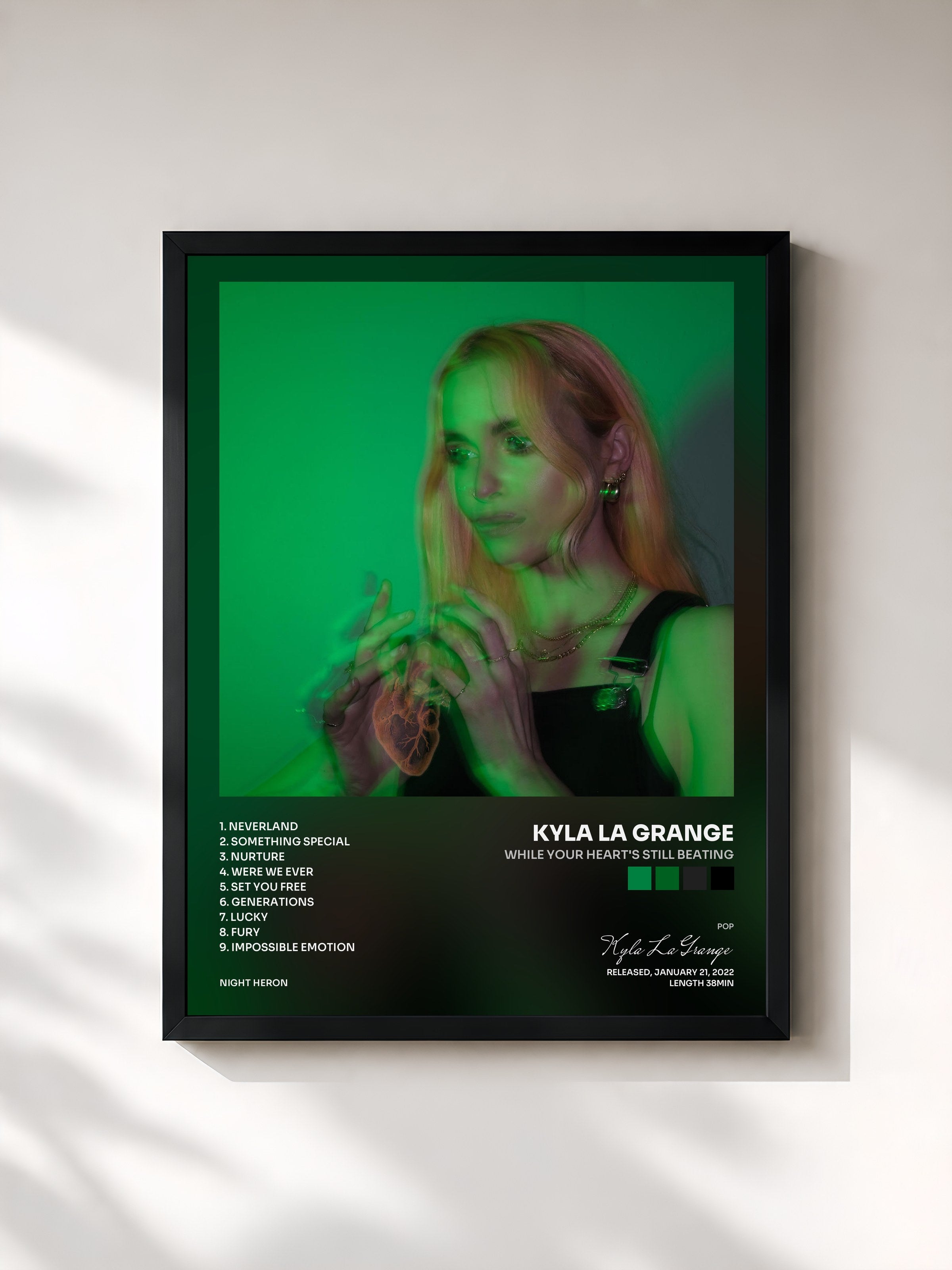 #noir Tableau de l'album While Your Heart's Still Beating de Kyla La Grange, cadre noir, imprimé et encadré en France
