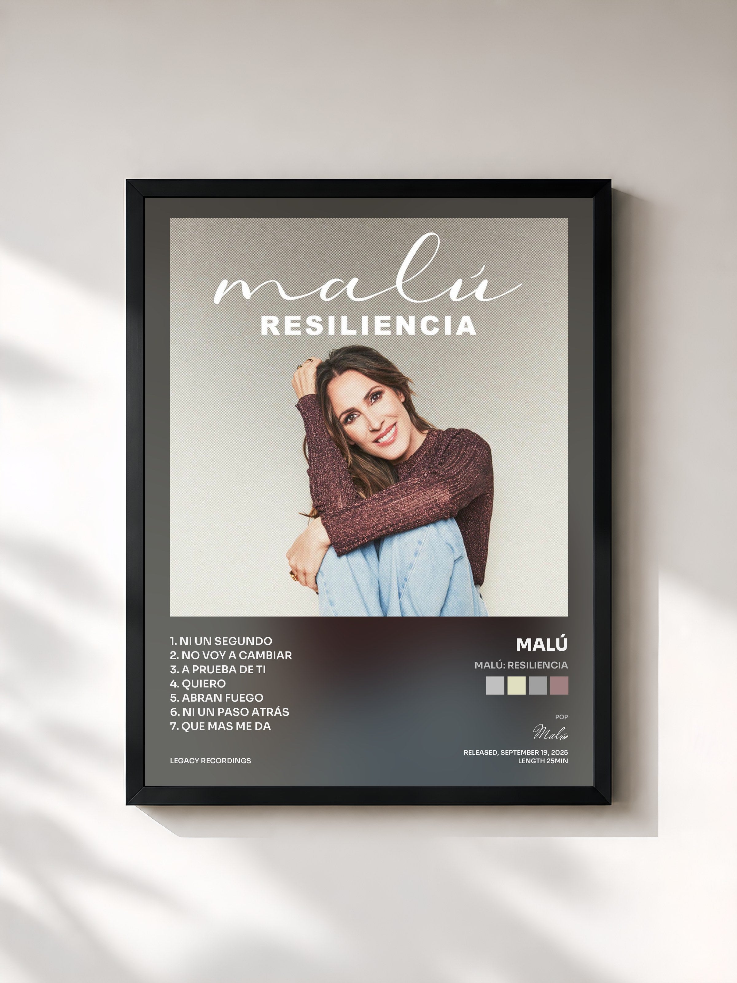 #noir Tableau de l'album Malú: resiliencia de Malú, cadre noir, imprimé et encadré en France