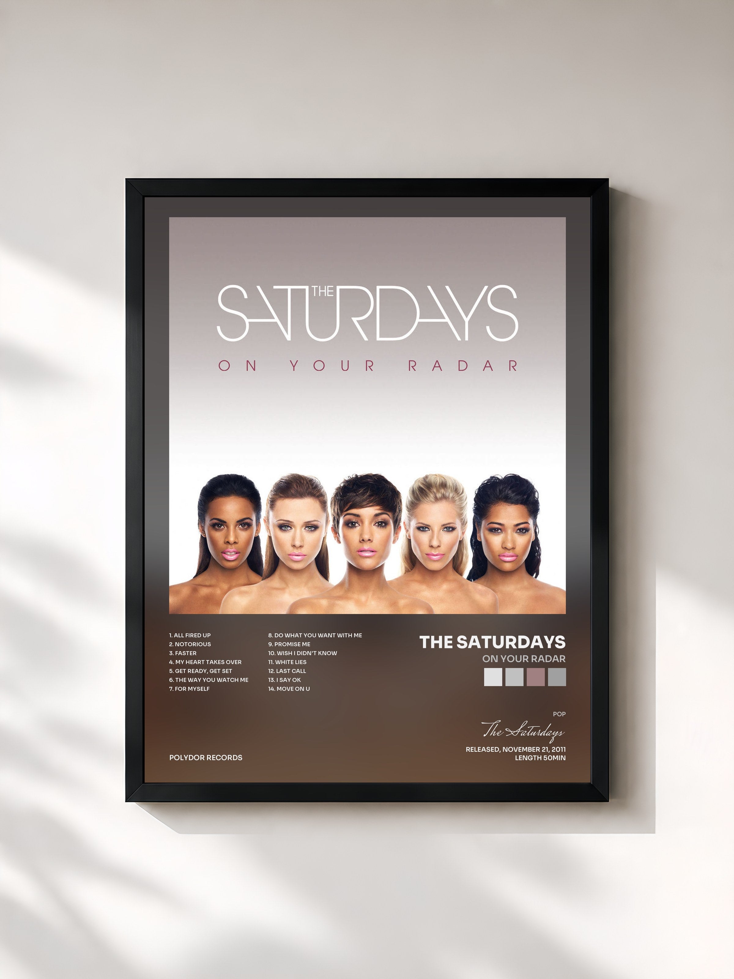 #noir Tableau de l'album On Your Radar de The Saturdays, cadre noir, imprimé et encadré en France