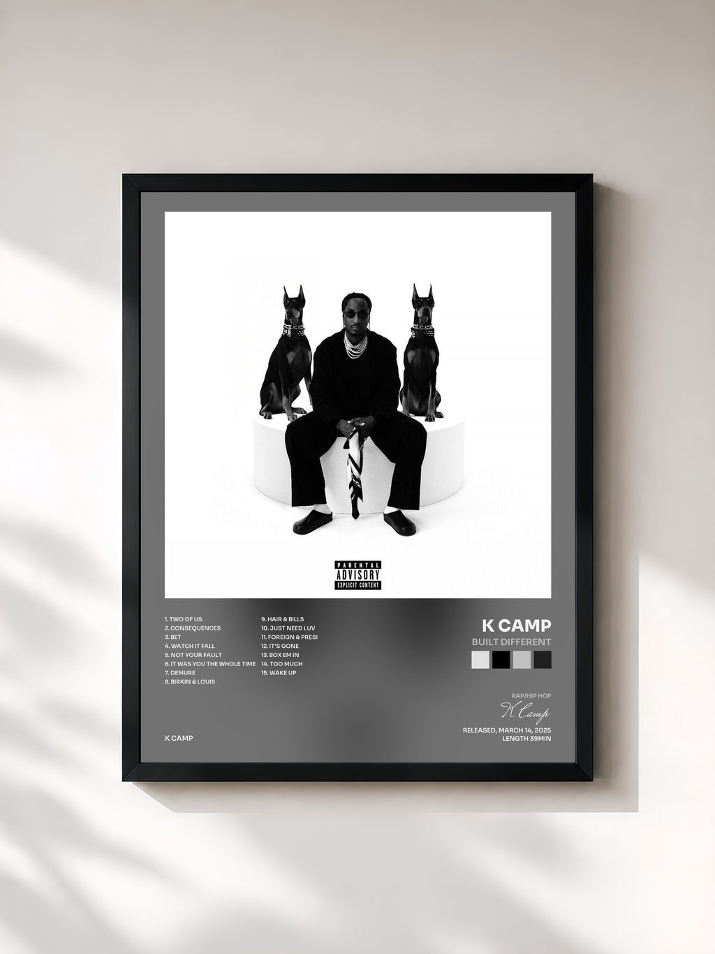 #noir Tableau de l'album Built Different de K Camp, cadre noir, imprimé et encadré en France