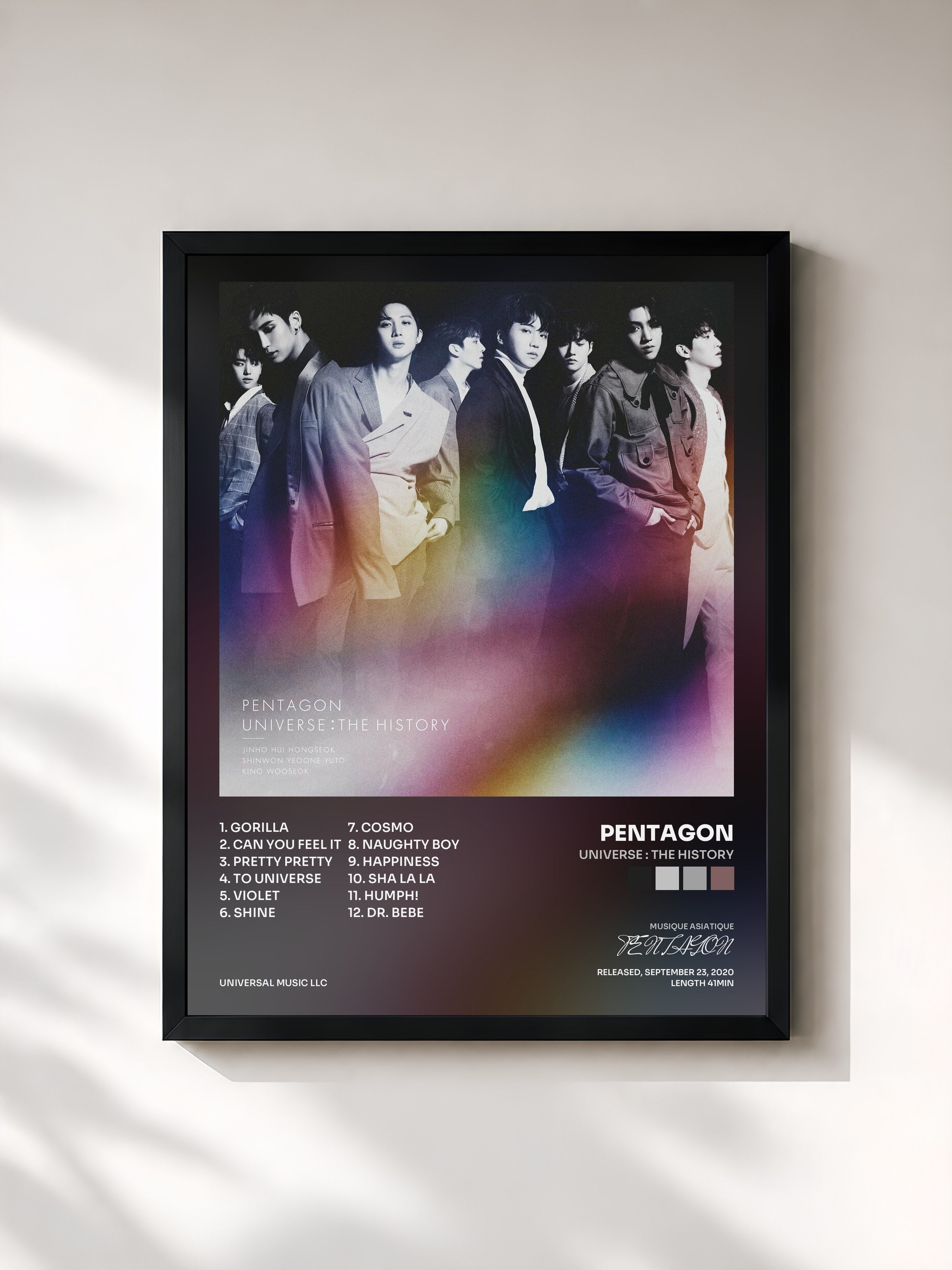 #noir Tableau de l'album UNIVERSE : THE HISTORY de PENTAGON, cadre noir, imprimé et encadré en France