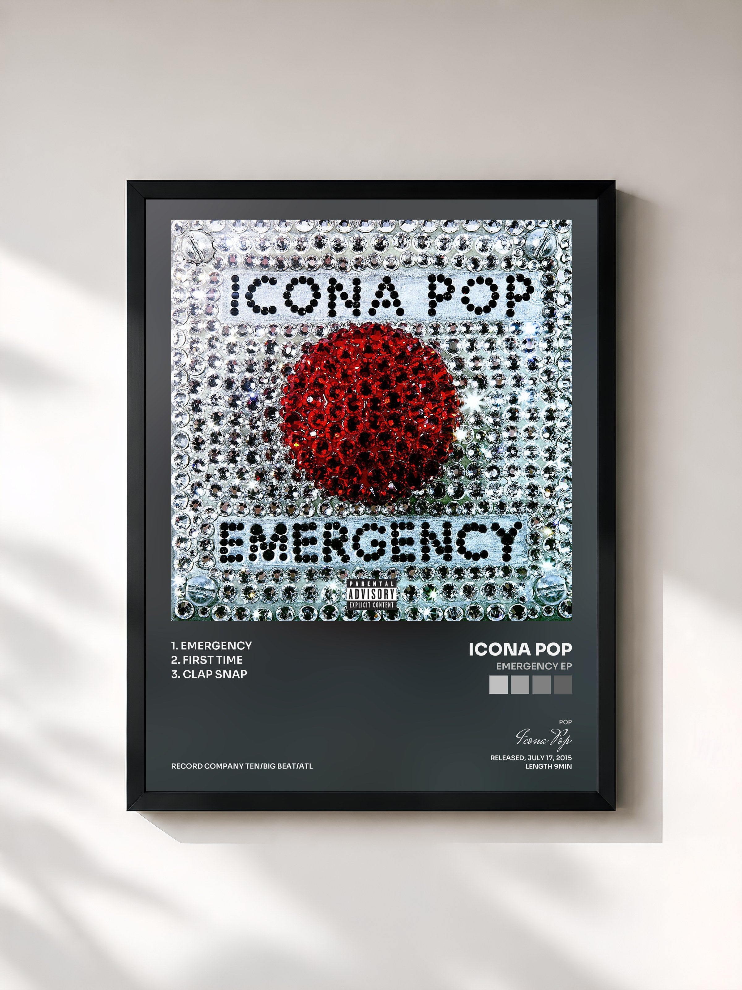 #noir Tableau de l'album Emergency EP de Icona Pop, cadre noir, imprimé et encadré en France