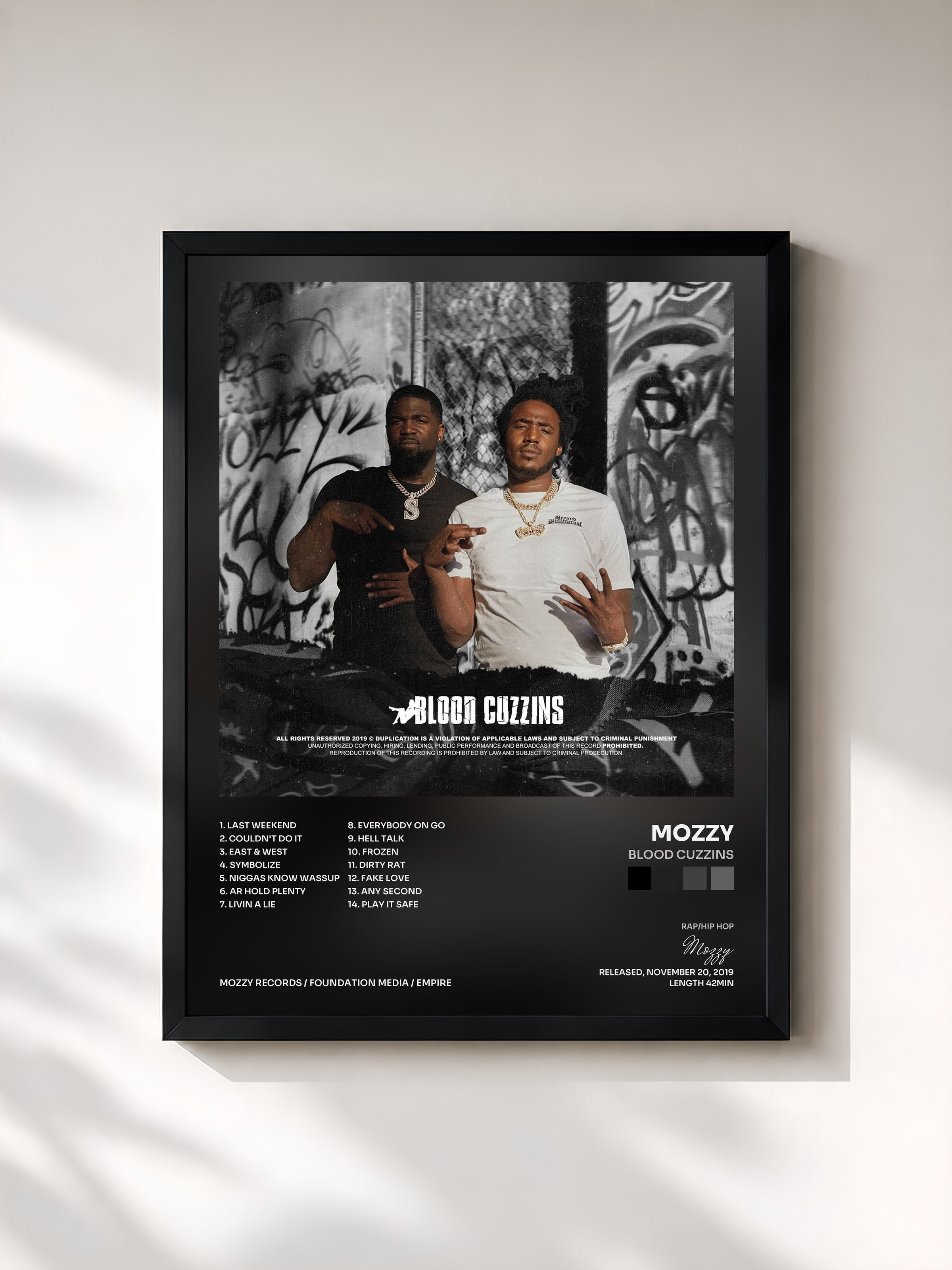 #noir Tableau de l'album Blood Cuzzins de Mozzy, cadre noir, imprimé et encadré en France