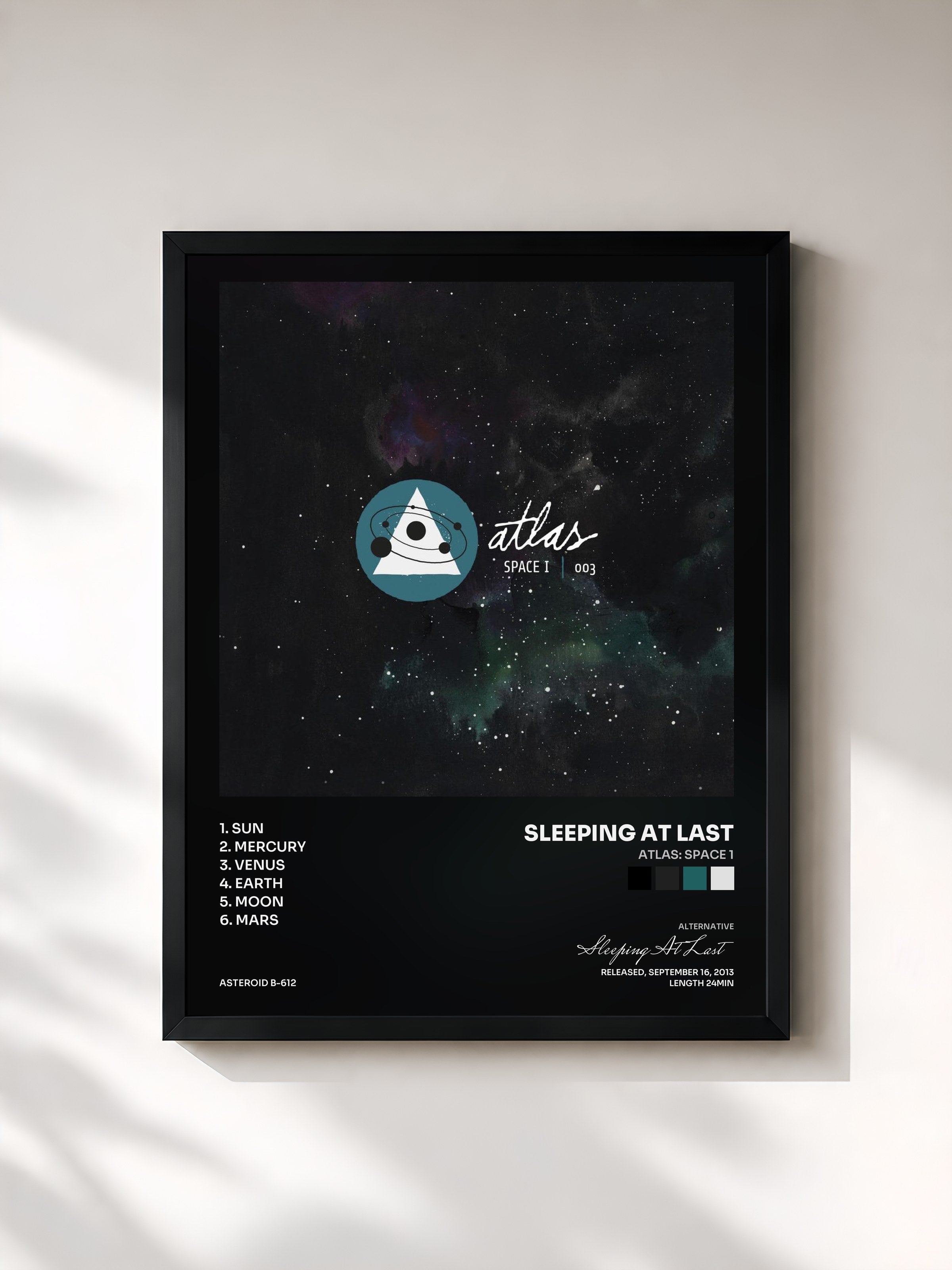 #noir Tableau de l'album Atlas: Space 1 de Sleeping At Last, cadre noir, imprimé et encadré en France