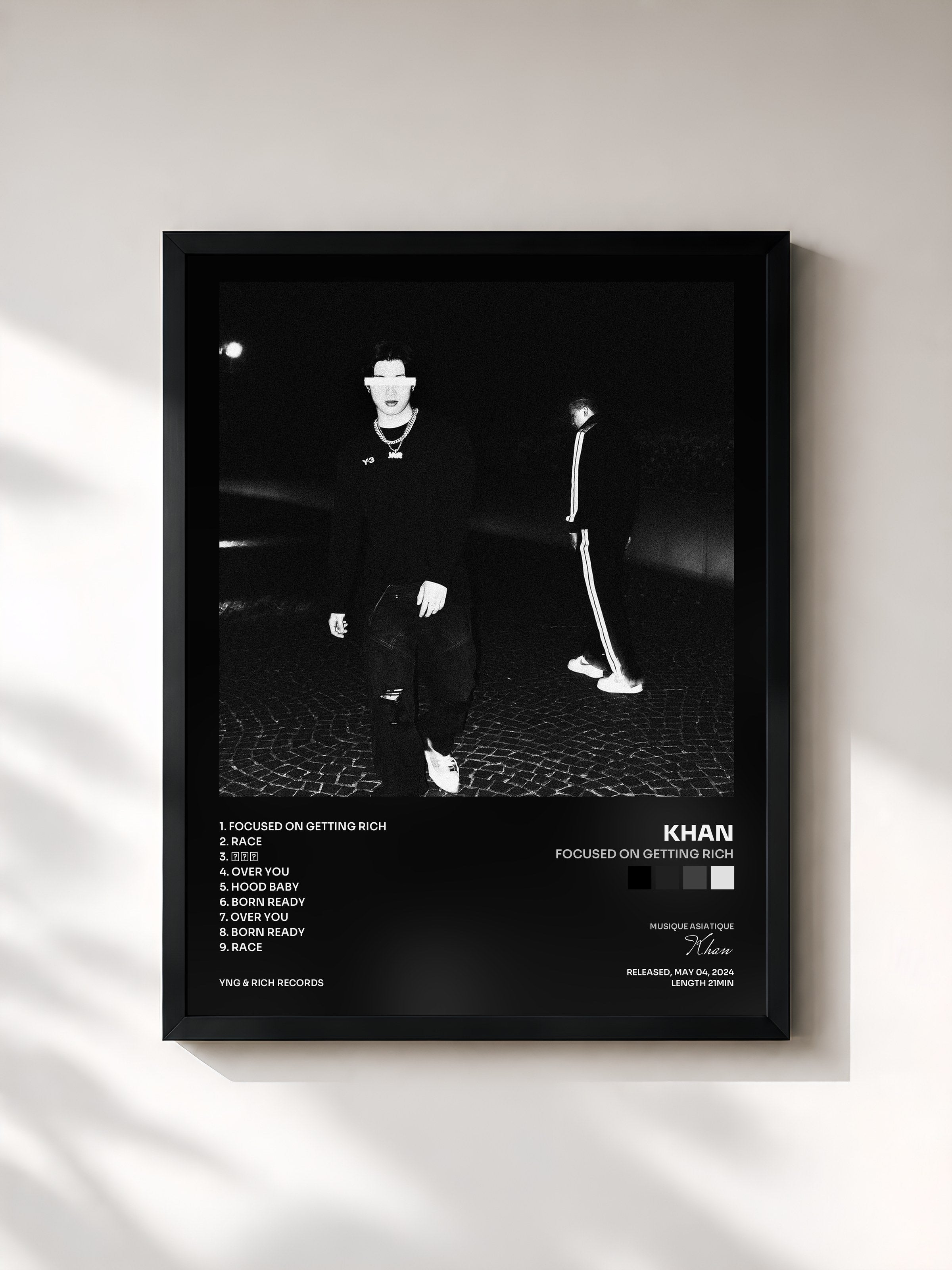 #noir Tableau de l'album Focused On Getting Rich de Khan, cadre noir, imprimé et encadré en France