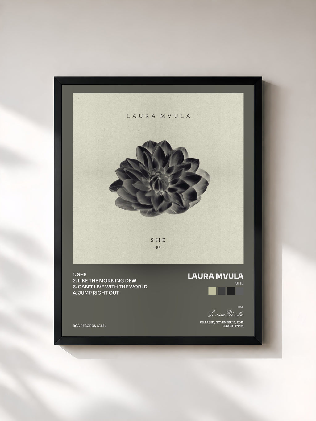 #noir Tableau de l'album She de Laura Mvula, cadre noir, imprimé et encadré en France