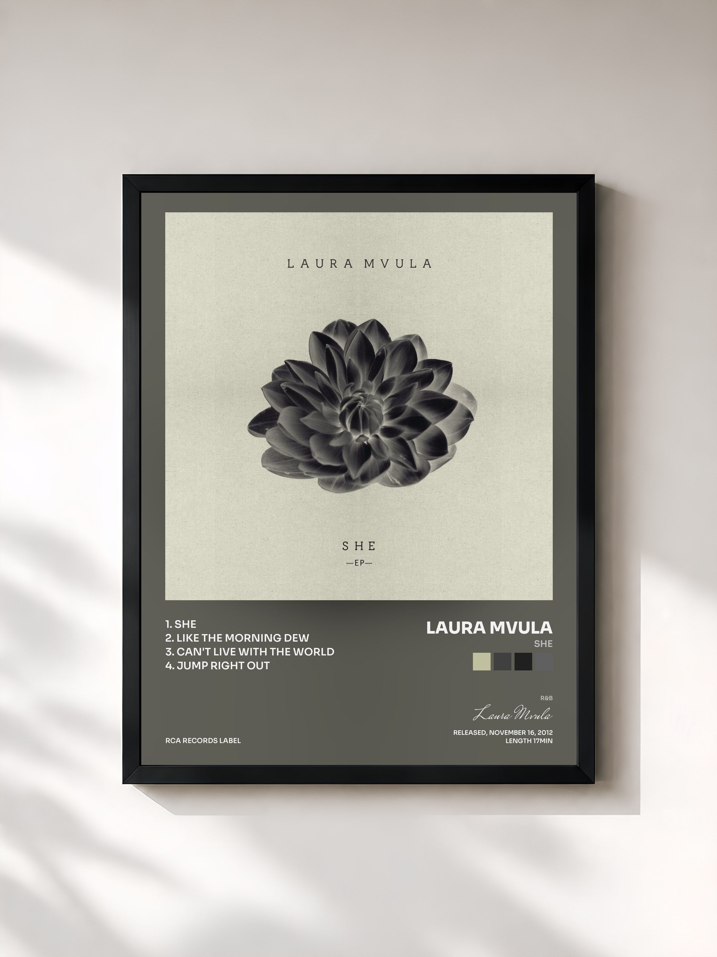 #noir Tableau de l'album She de Laura Mvula, cadre noir, imprimé et encadré en France