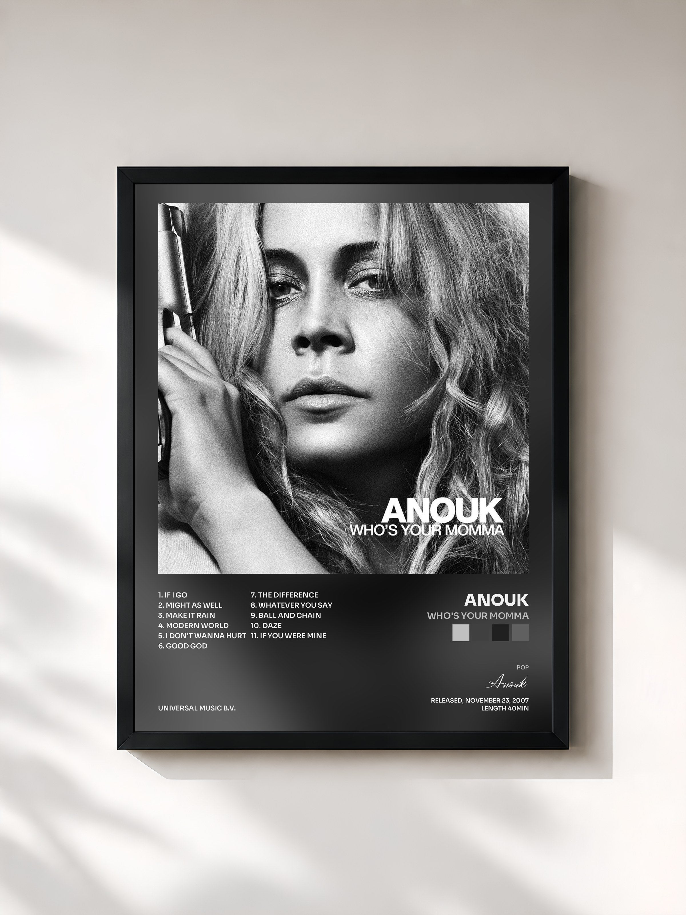 #noir Tableau de l'album Who's Your Momma de Anouk, cadre noir, imprimé et encadré en France