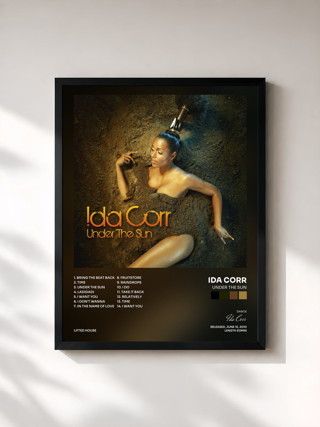 #noir Tableau de l'album Under the Sun de Ida Corr, cadre noir, imprimé et encadré en France