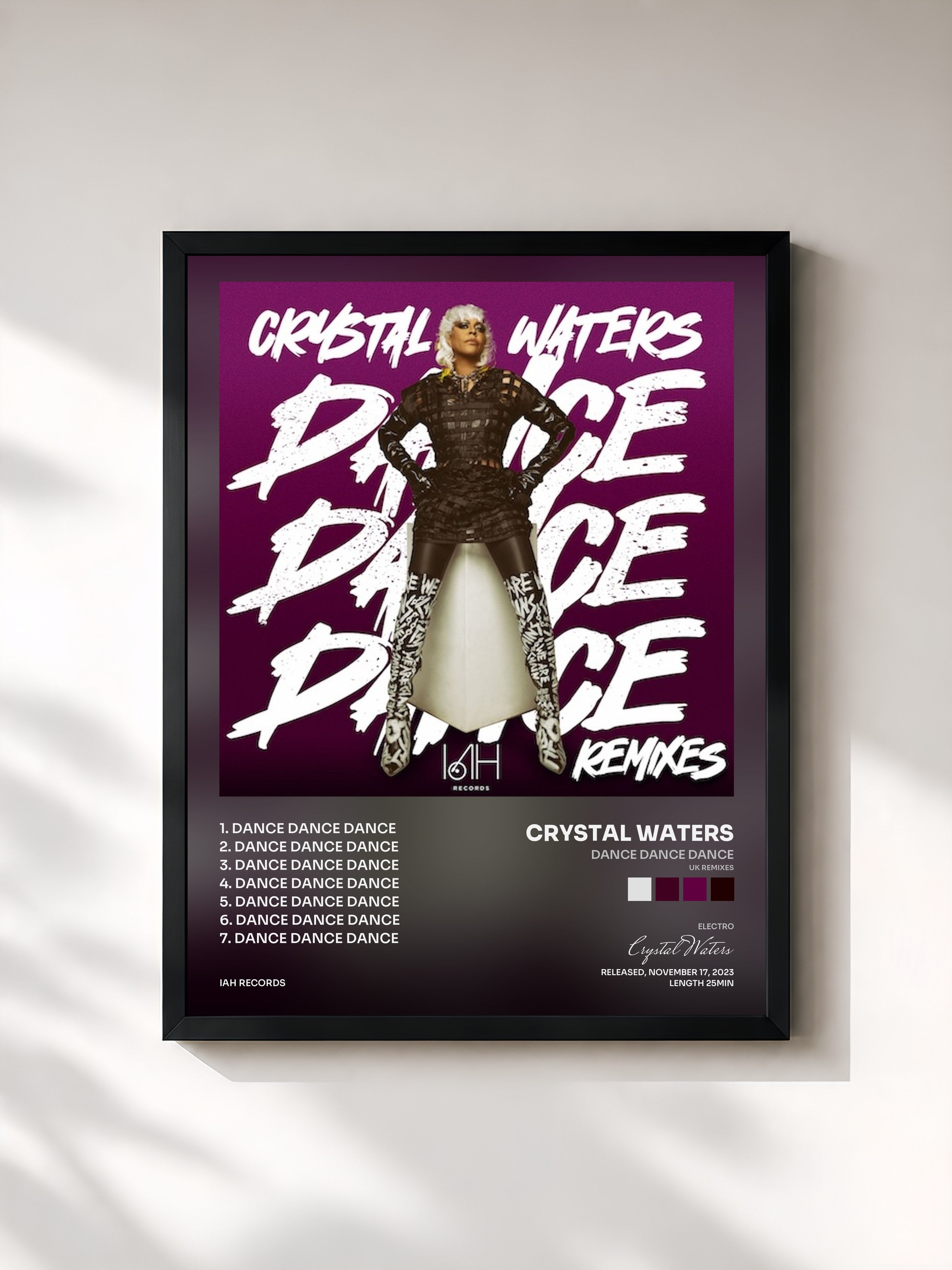 #noir Tableau de l'album Dance Dance Dance (UK Remixes) de Crystal Waters, cadre noir, imprimé et encadré en France