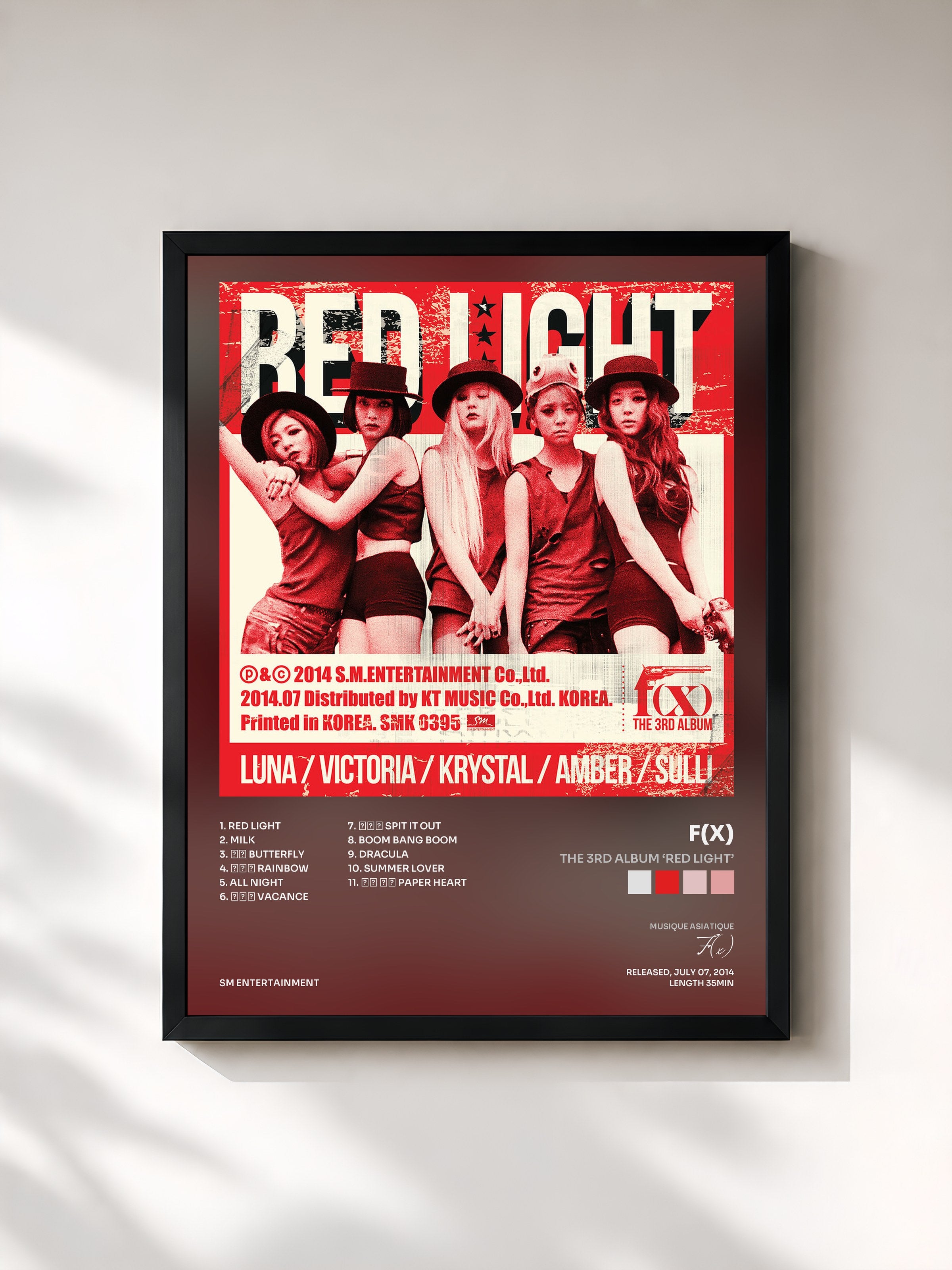 #noir Tableau de l'album The 3rd Album ‘Red Light’ de F(x), cadre noir, imprimé et encadré en France