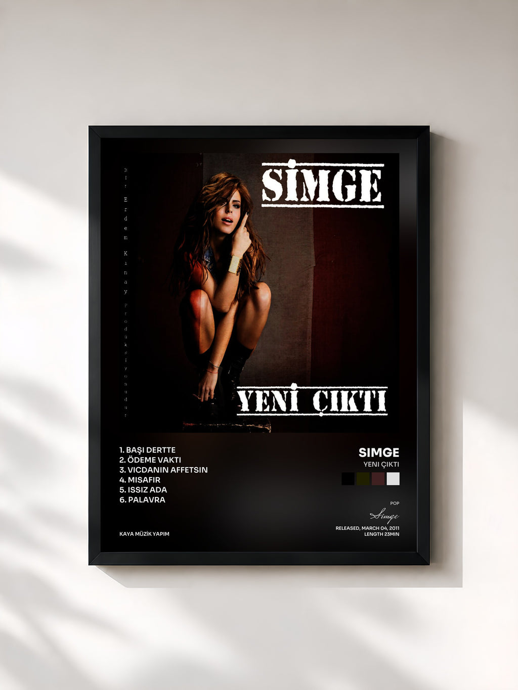 #noir Tableau de l'album Yeni Çıktı de Simge, cadre noir, imprimé et encadré en France