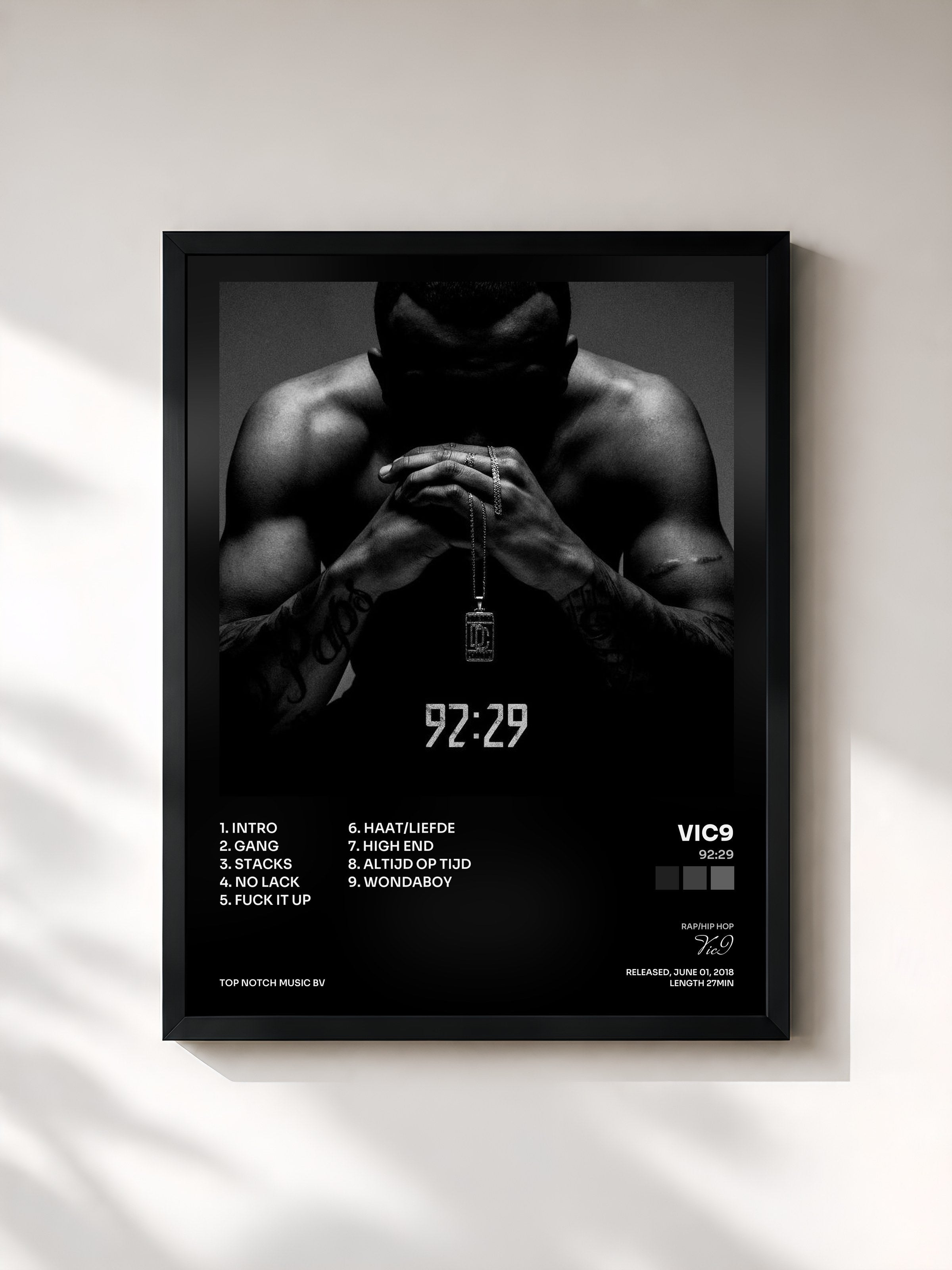 #noir Tableau de l'album 92:29 de Vic9, cadre noir, imprimé et encadré en France