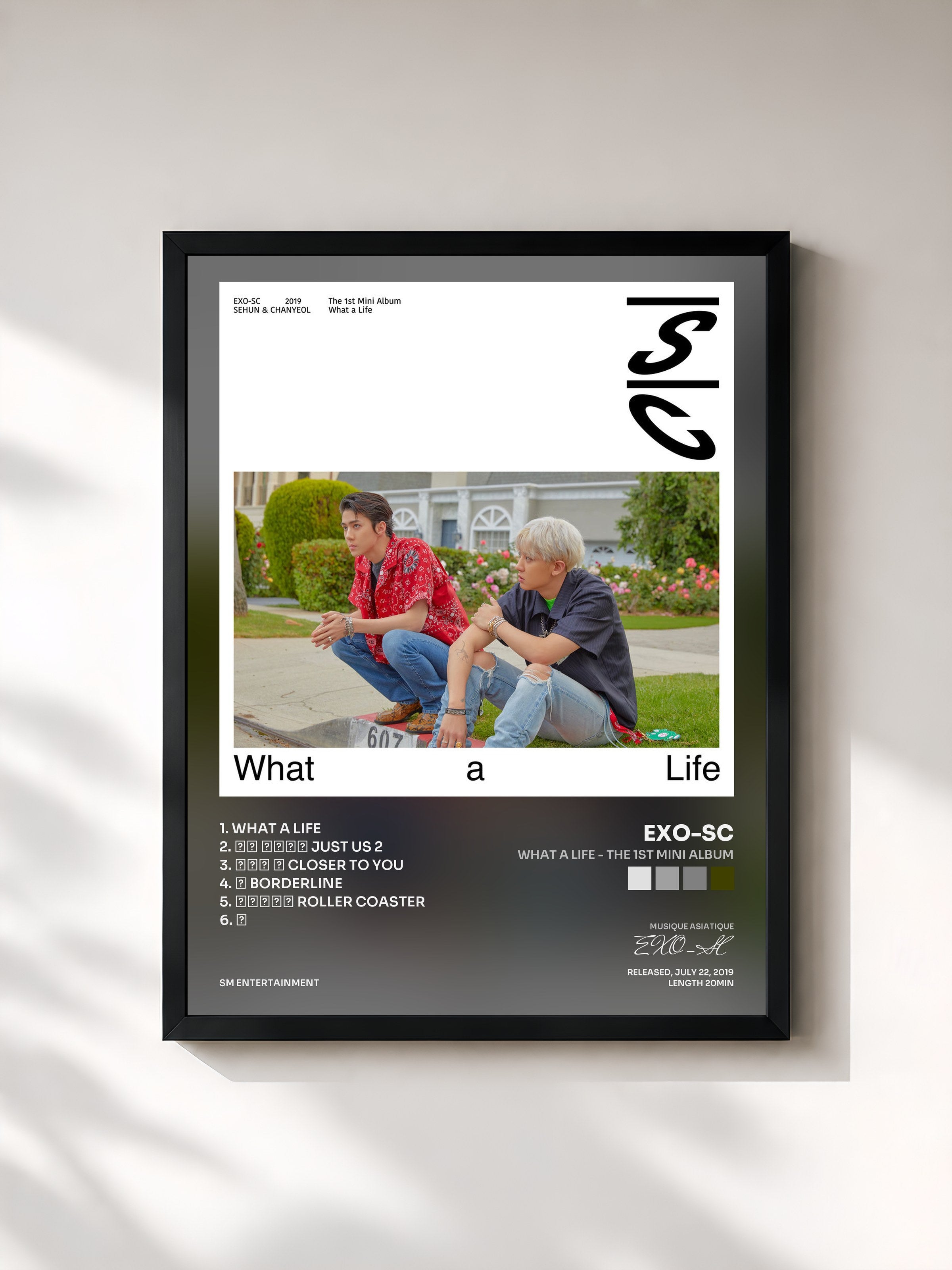 #noir Tableau de l'album What a life - The 1st Mini Album de EXO-SC, cadre noir, imprimé et encadré en France